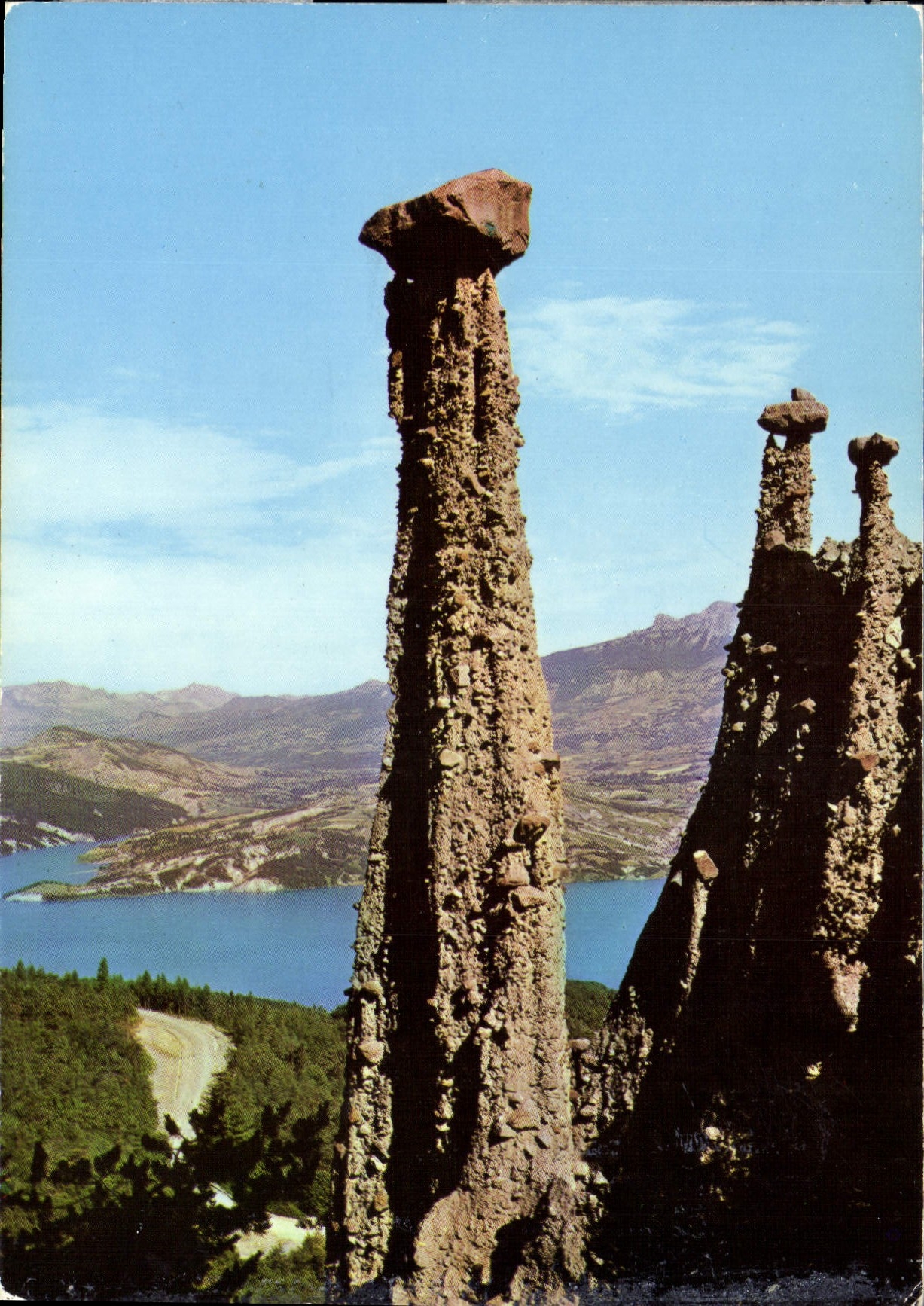 CPM Les Alpes sur la route Briancon Barcelonnette les demoiselles coiffees du Sauze et Lac de Serre 