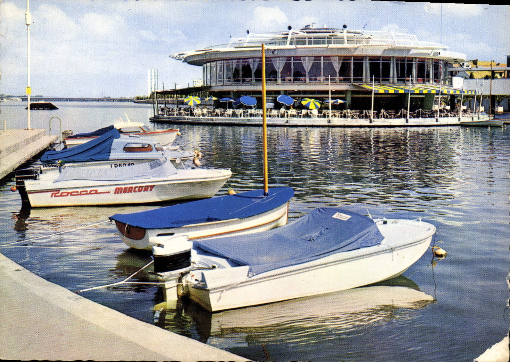 CPM Vichy Allier la Rotonde les Canots 