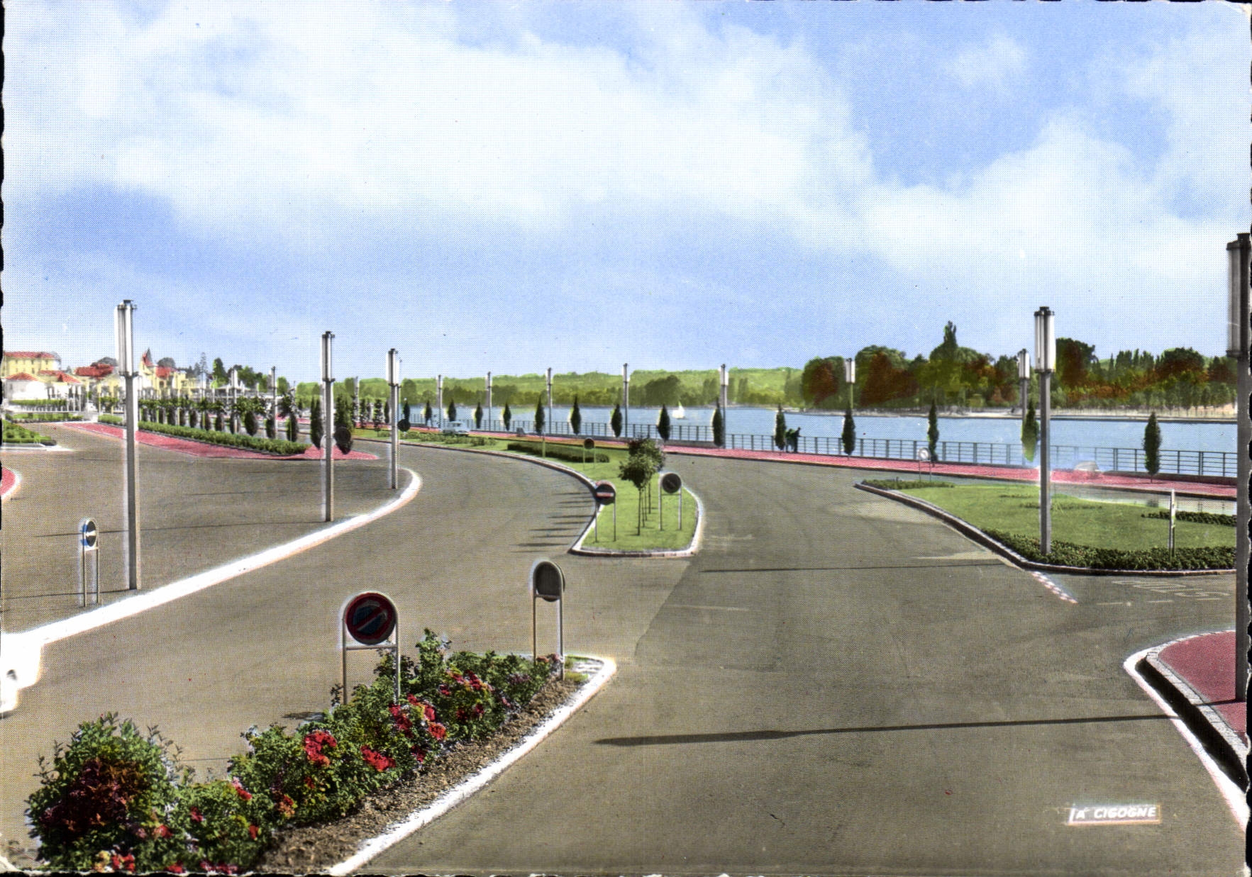 CPM Vichy Allier Station Ideale Sante Vacances Boulevard de et le Plan d'eau 