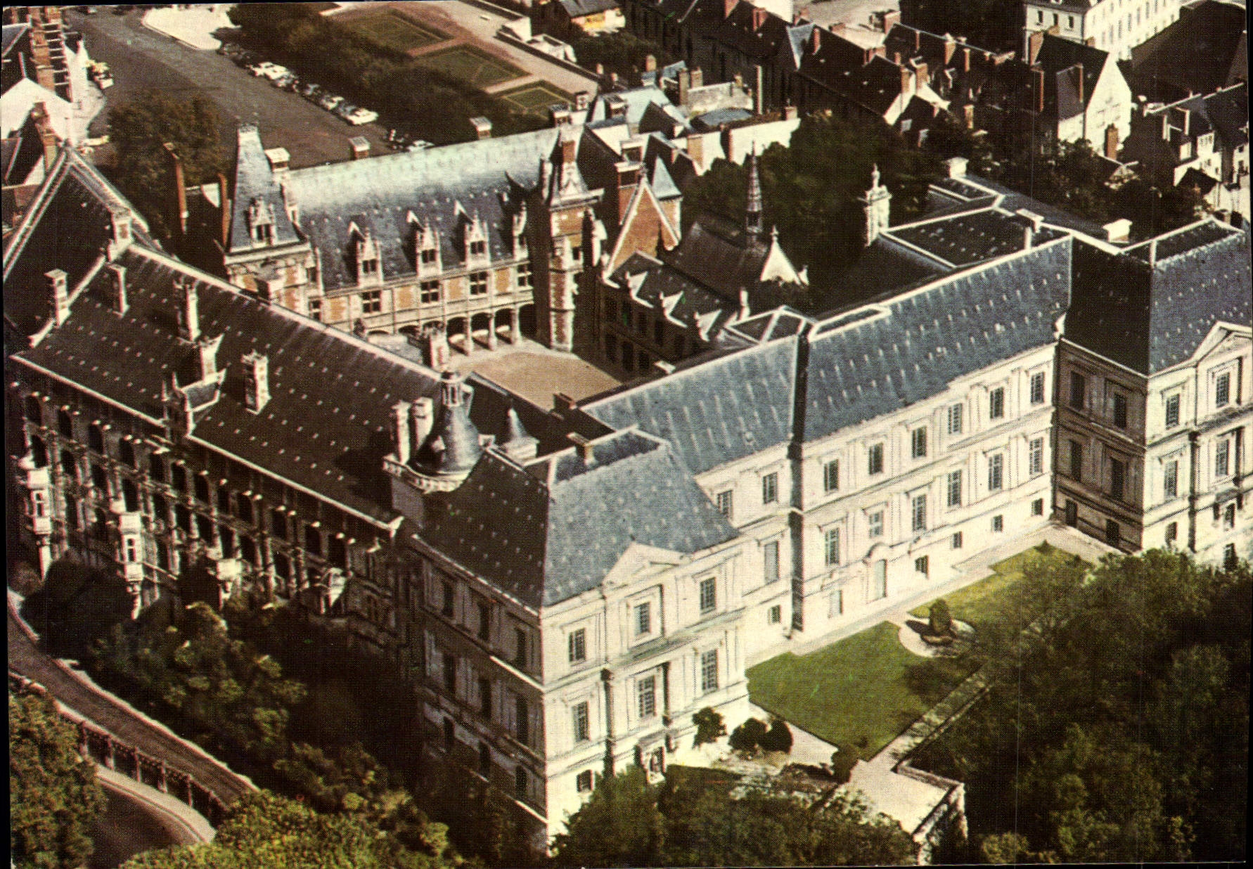 CPM Blois Loir et Cher le Chateau vue aerienne