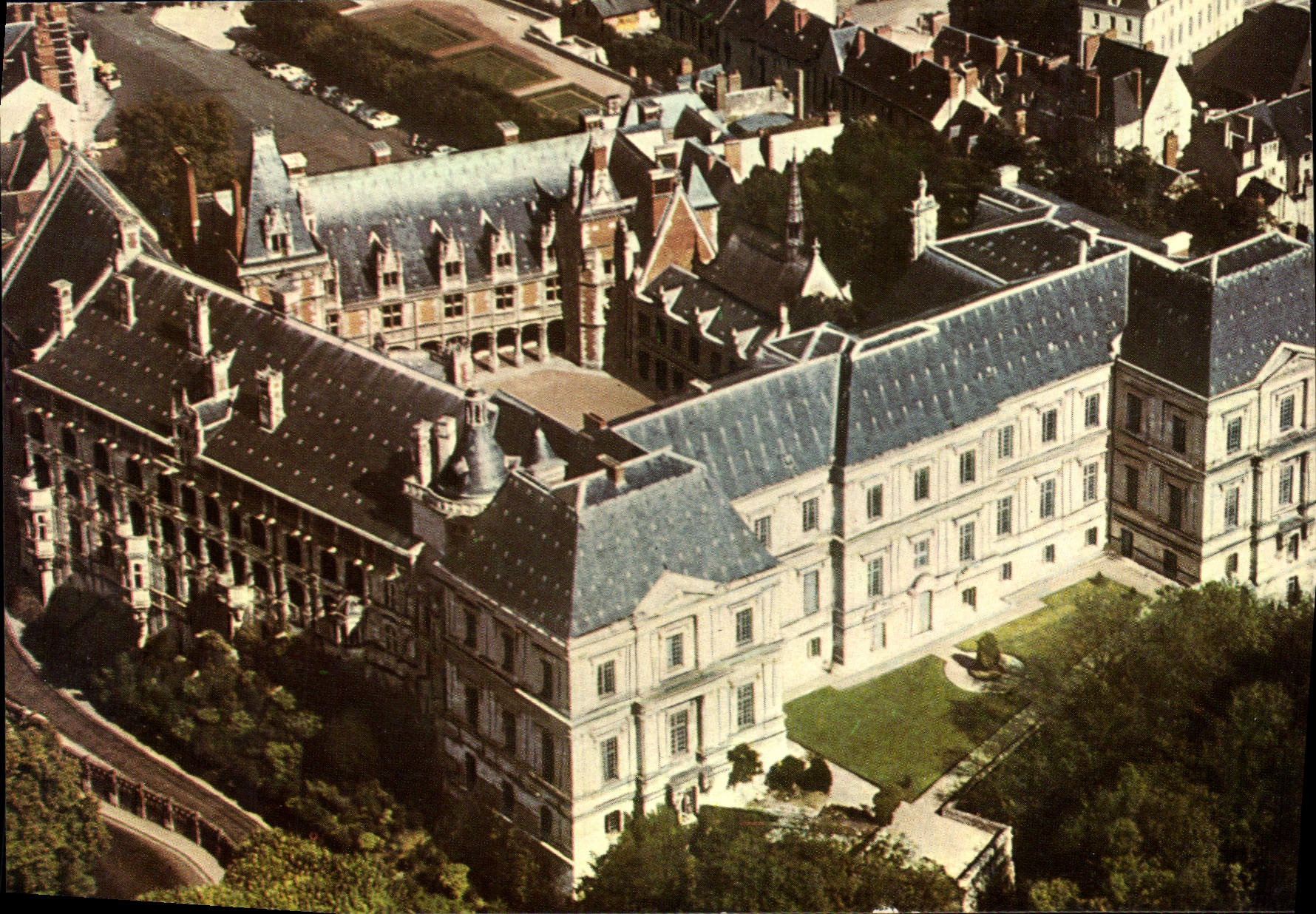 CPM Blois Loir et Cher le chateau vue aerienne