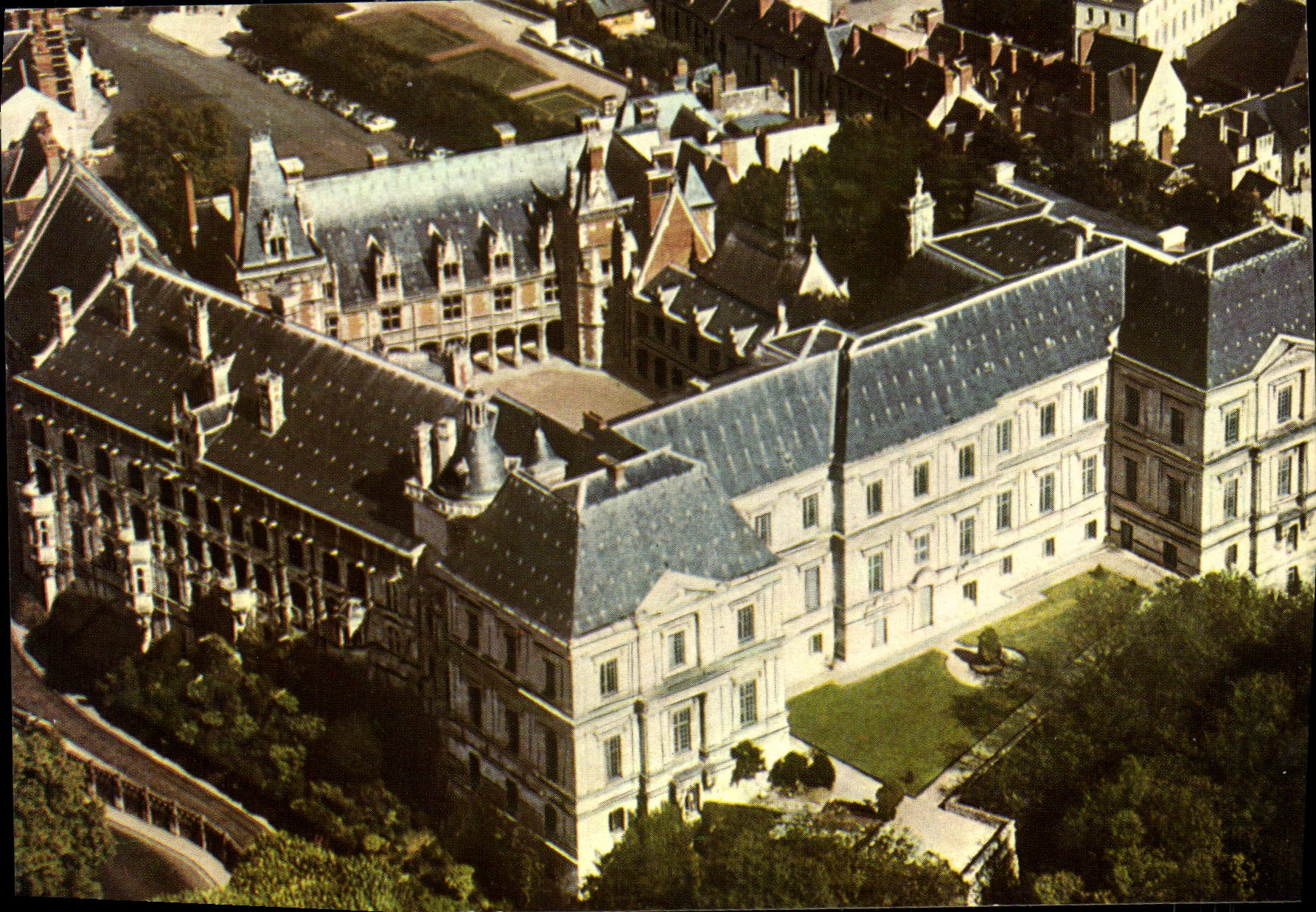 CPM Blois Loir et Cher le chateau vue aerienne