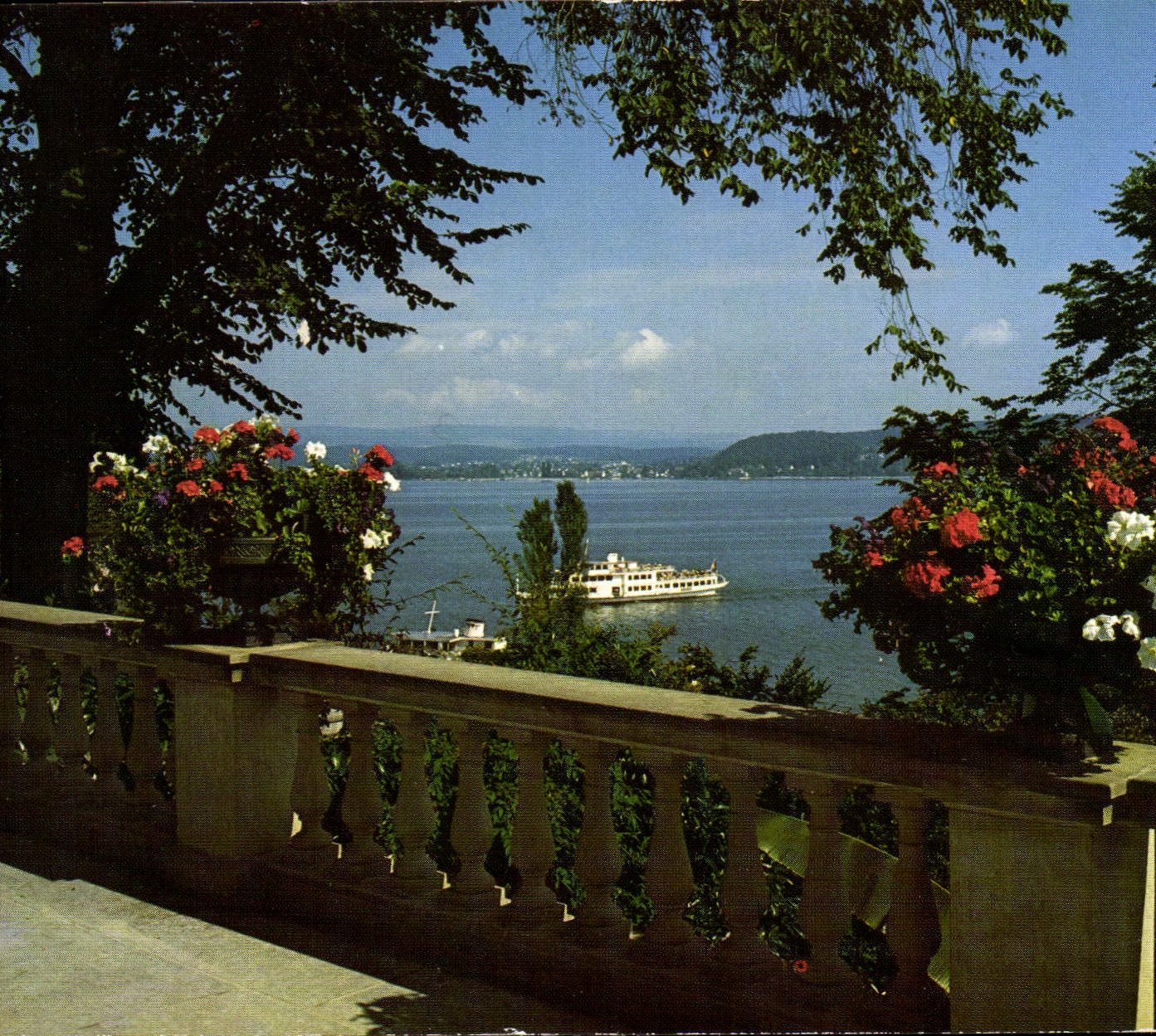 CPM Ile de Mainau au Lac de Constance vue de la terrasse du chateau vers le village d'Unteruhidingen