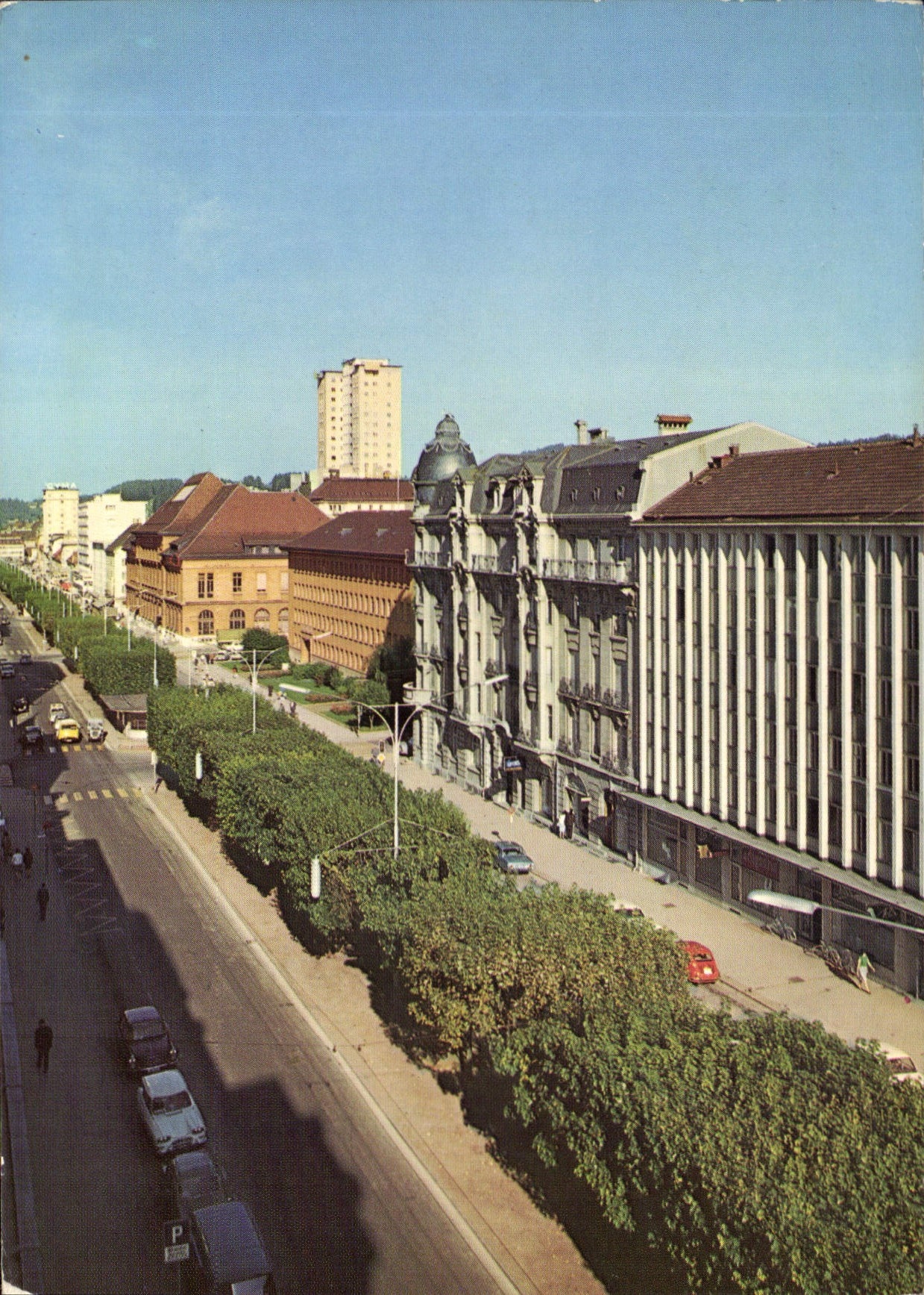CPM La Chaux de Fonds Avenue Leopold Robert 