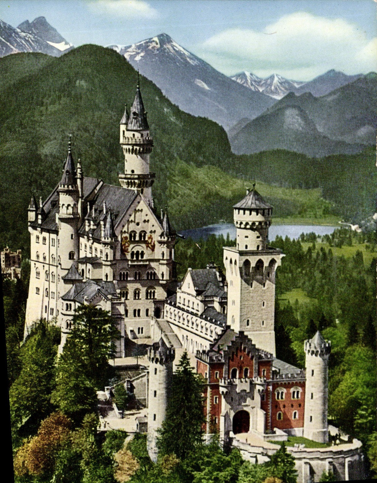 CPM Konigsschloss Neuschwanstein mit Blick auf Schlob Hohenschwangau und Schwansee gegen Tiroler Alp