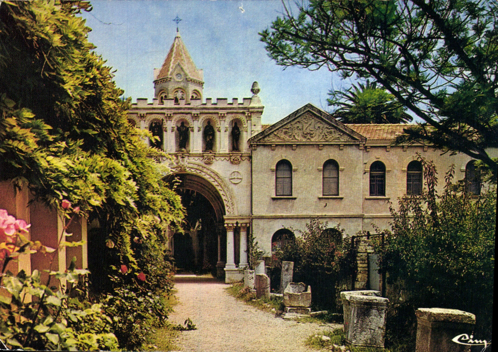 CPM Abbaye de N D de Lerins Ile Saint Honorat Cannes facade de monastere et musee lapidaire