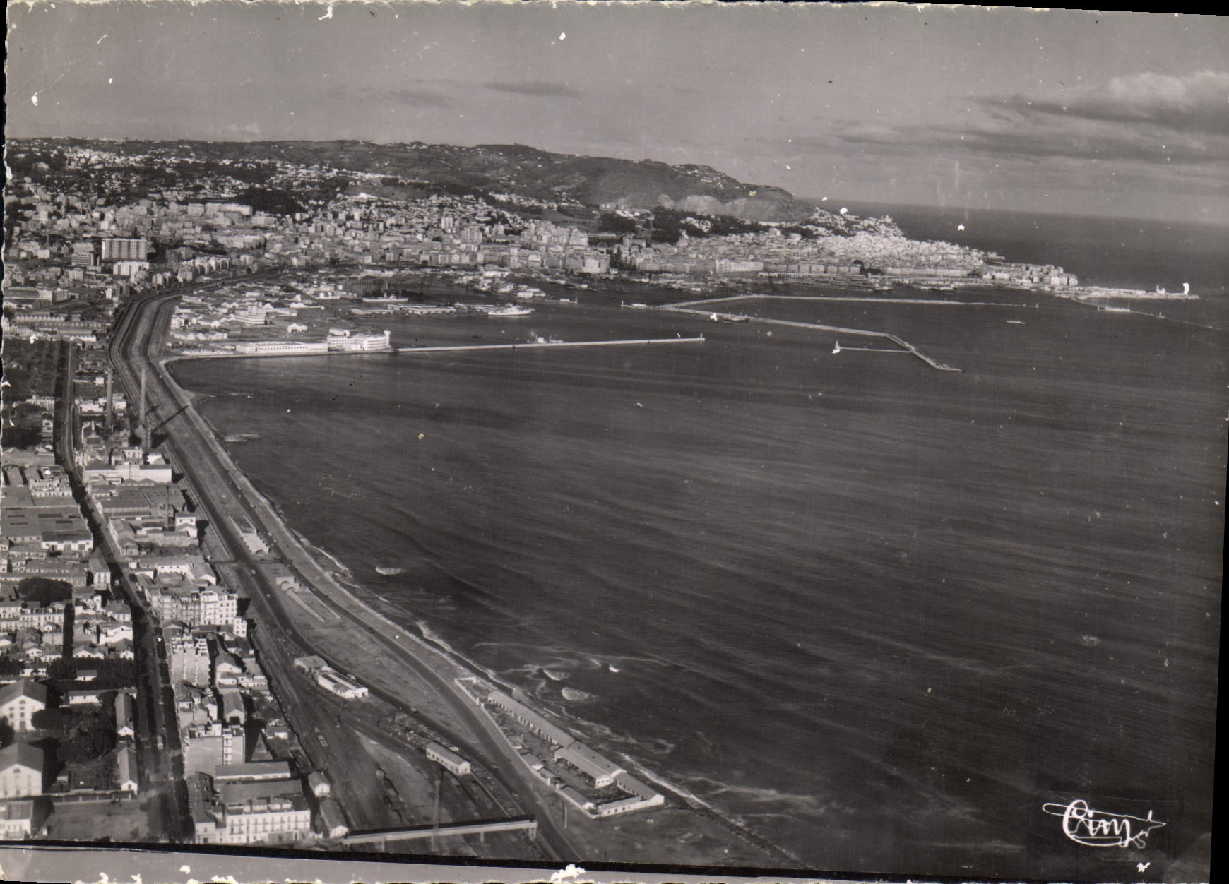 CPM Alger Vue aerienne panoramique du Port et la Ville 