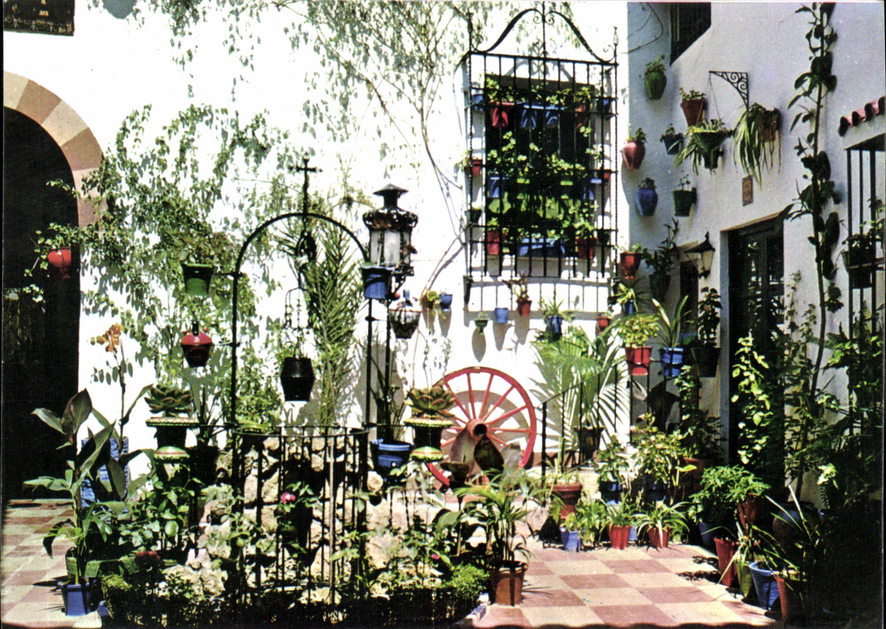 CPM Espana es diferente Tipico Patio andaluz