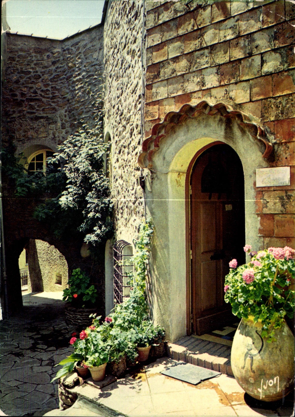 CPM Couleurs et Lumiere de France la Cote d'Azur miracle de la nature Etude sur un vieux Village pro