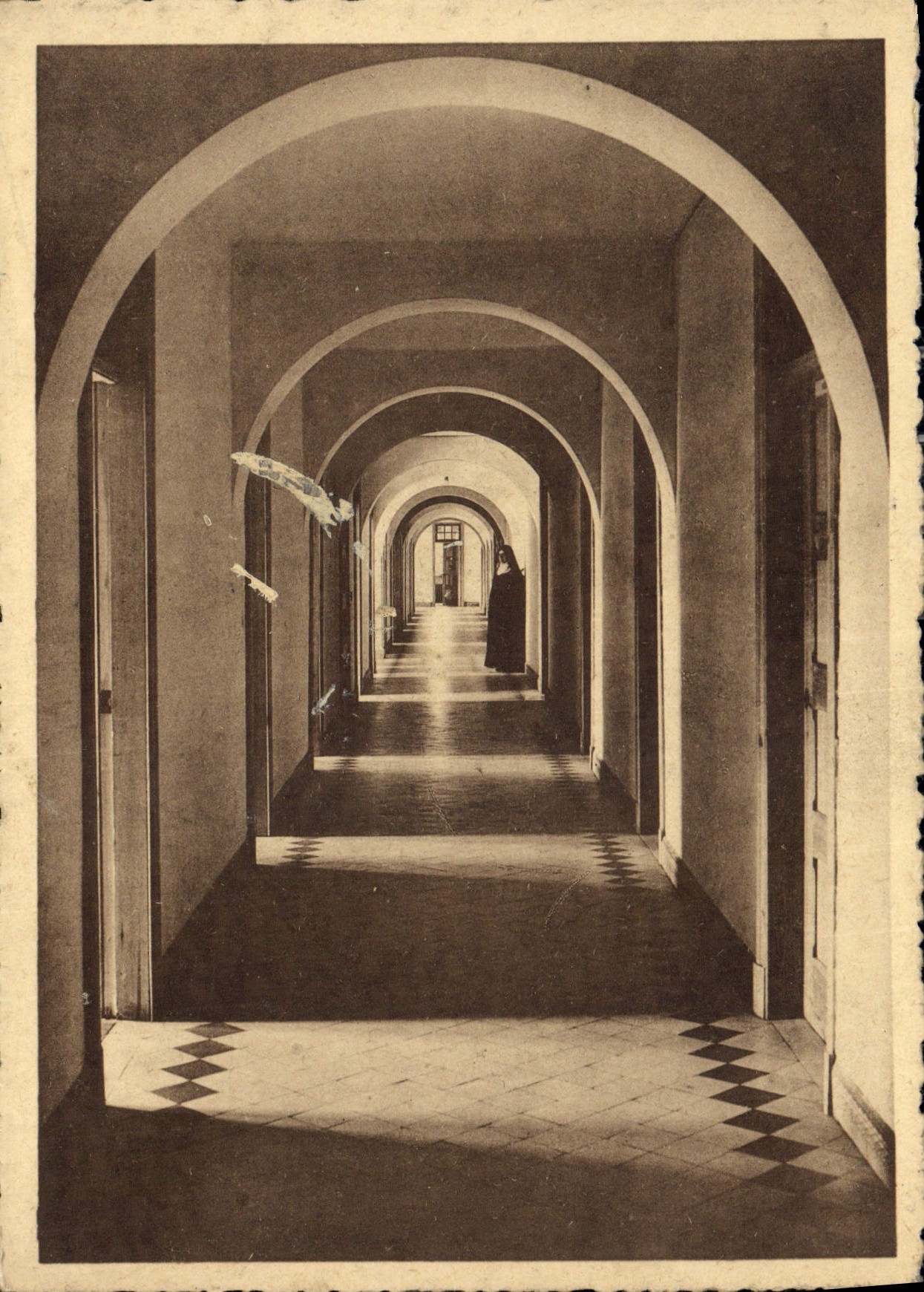 CPM Monastere N D de Bethanie Lophem les Bruges Un dorloir Religieuse