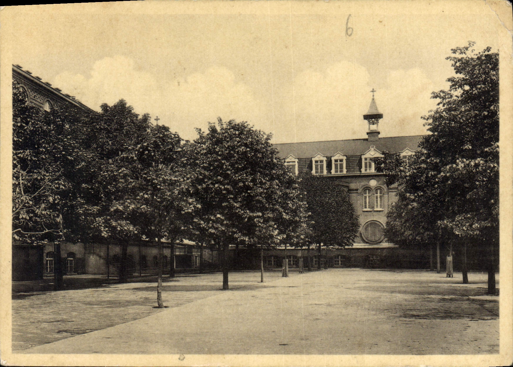 CPM Pensionnat St J B de la Salle Estaimpuis la cour de recreation