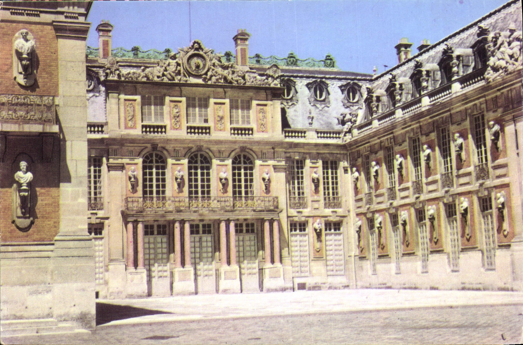 CPM Chateau de Versailles la cour de marbre 