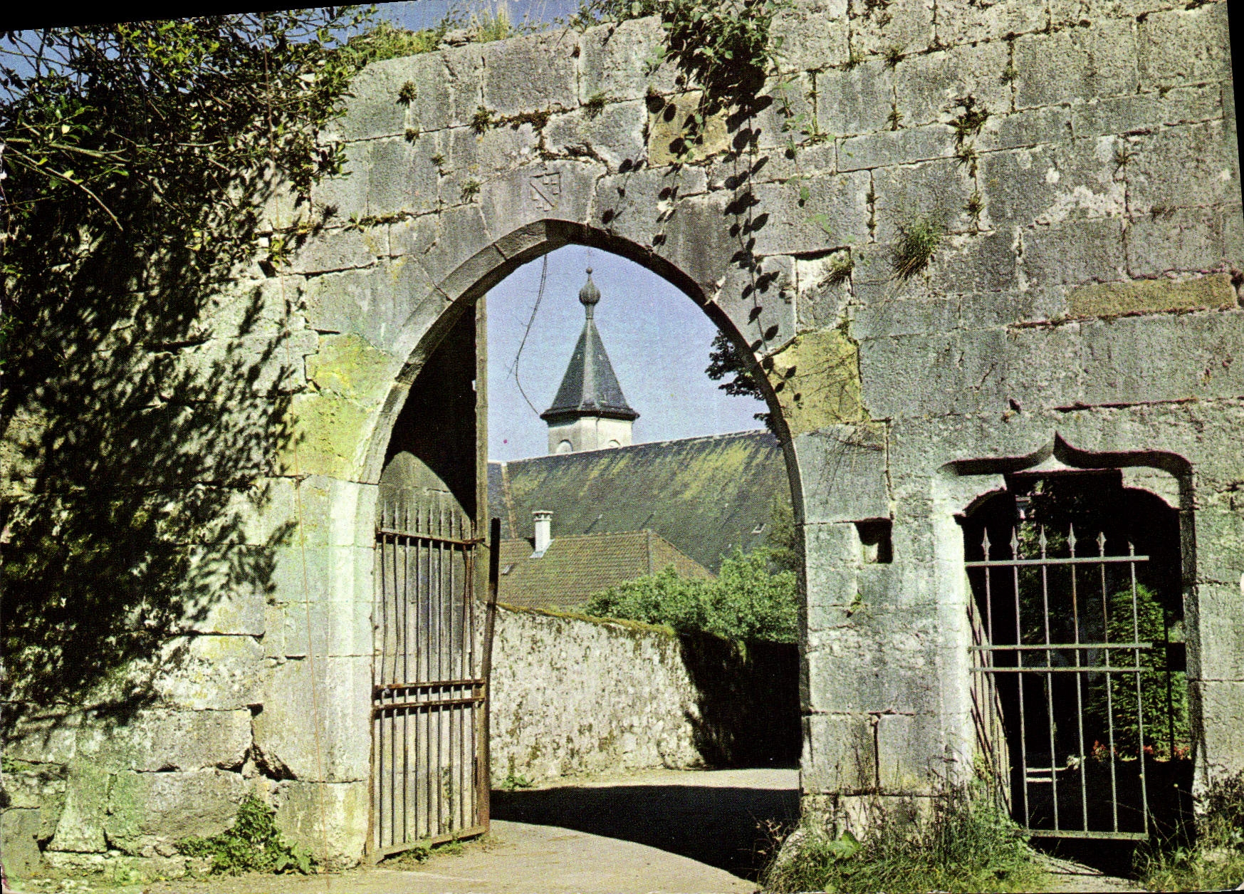 CPM Aux environs d'Aix les Bains Savoie L'Abbaye d'Hautecombe le portail d'entree 