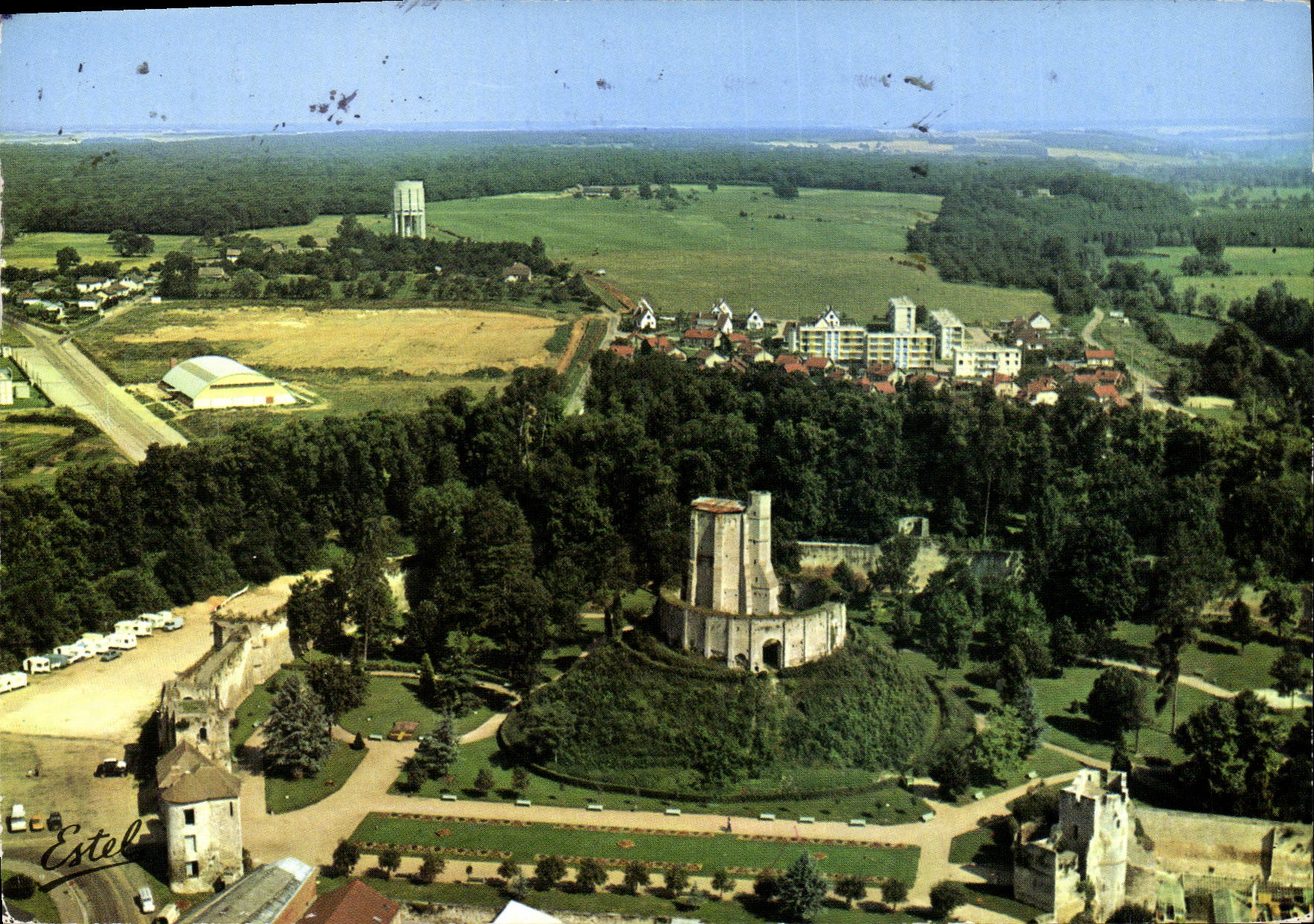 CPM En Normandie Gisors Eure Capitale du Vexin Normand Vue aerienne du chateau fort au centre le don
