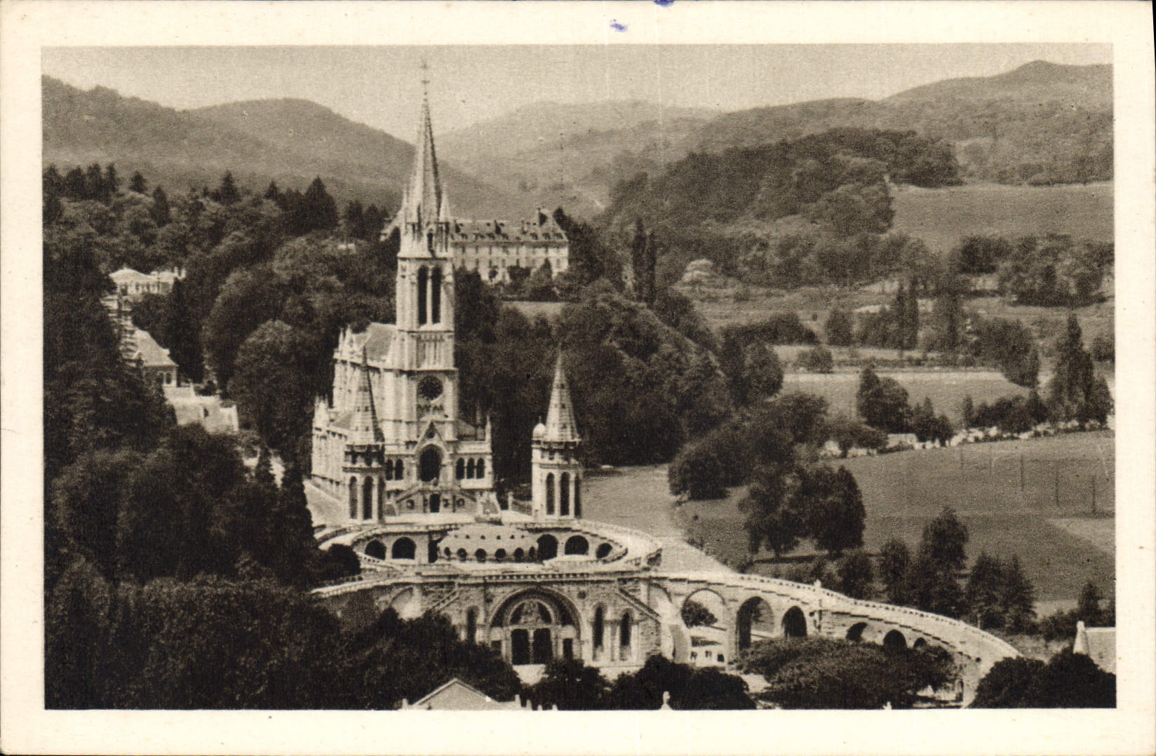 CPA Lourdes La Basilique vue du chateau fort 