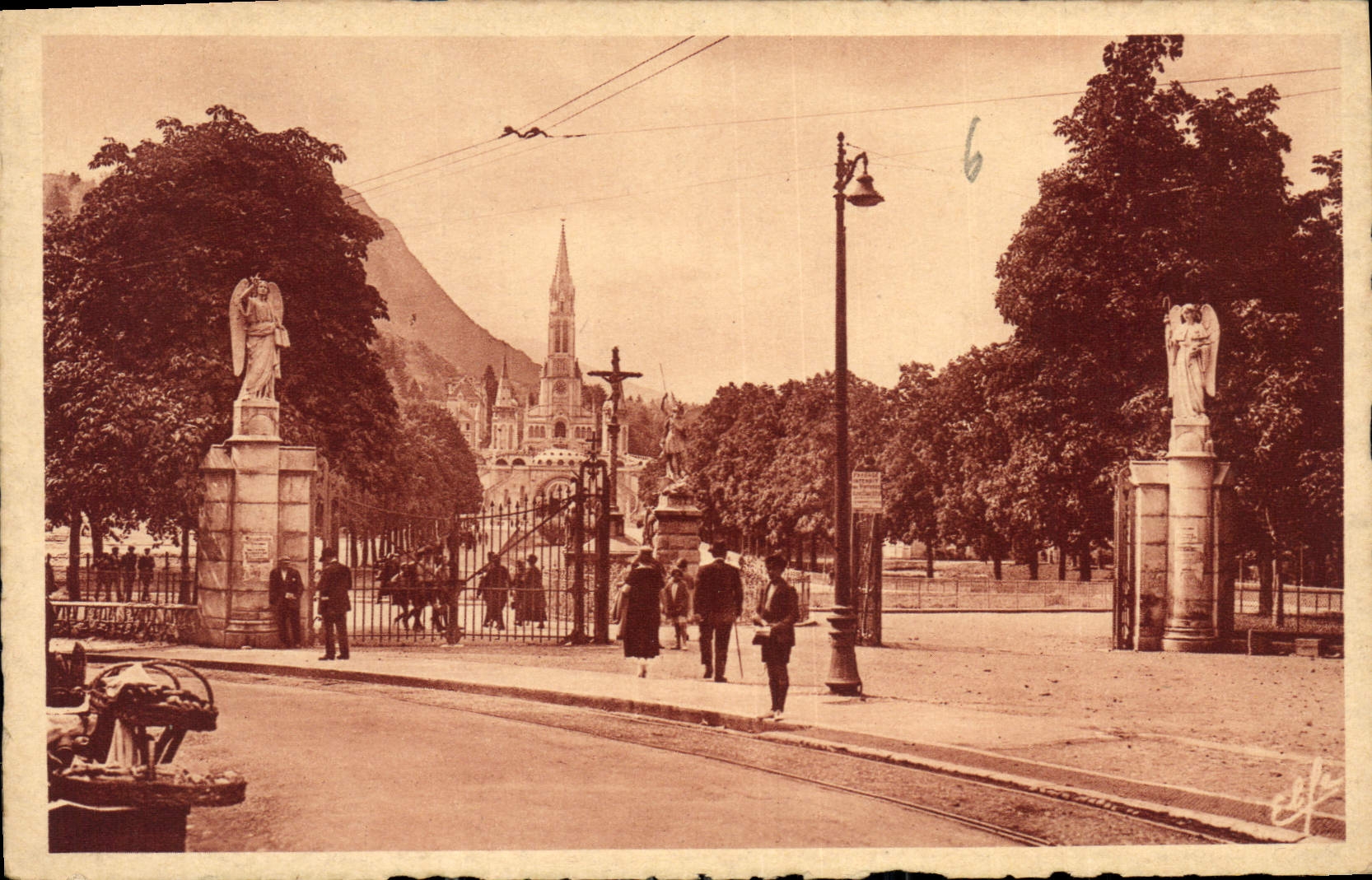 CPA Lourdes Entree de l'Esplanade la Basilique 