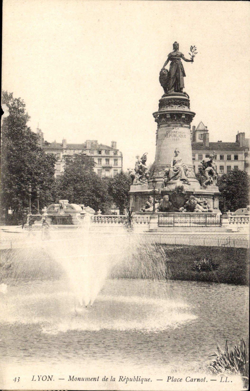 CPA Lyon Monument de la Republique Place Carnot 