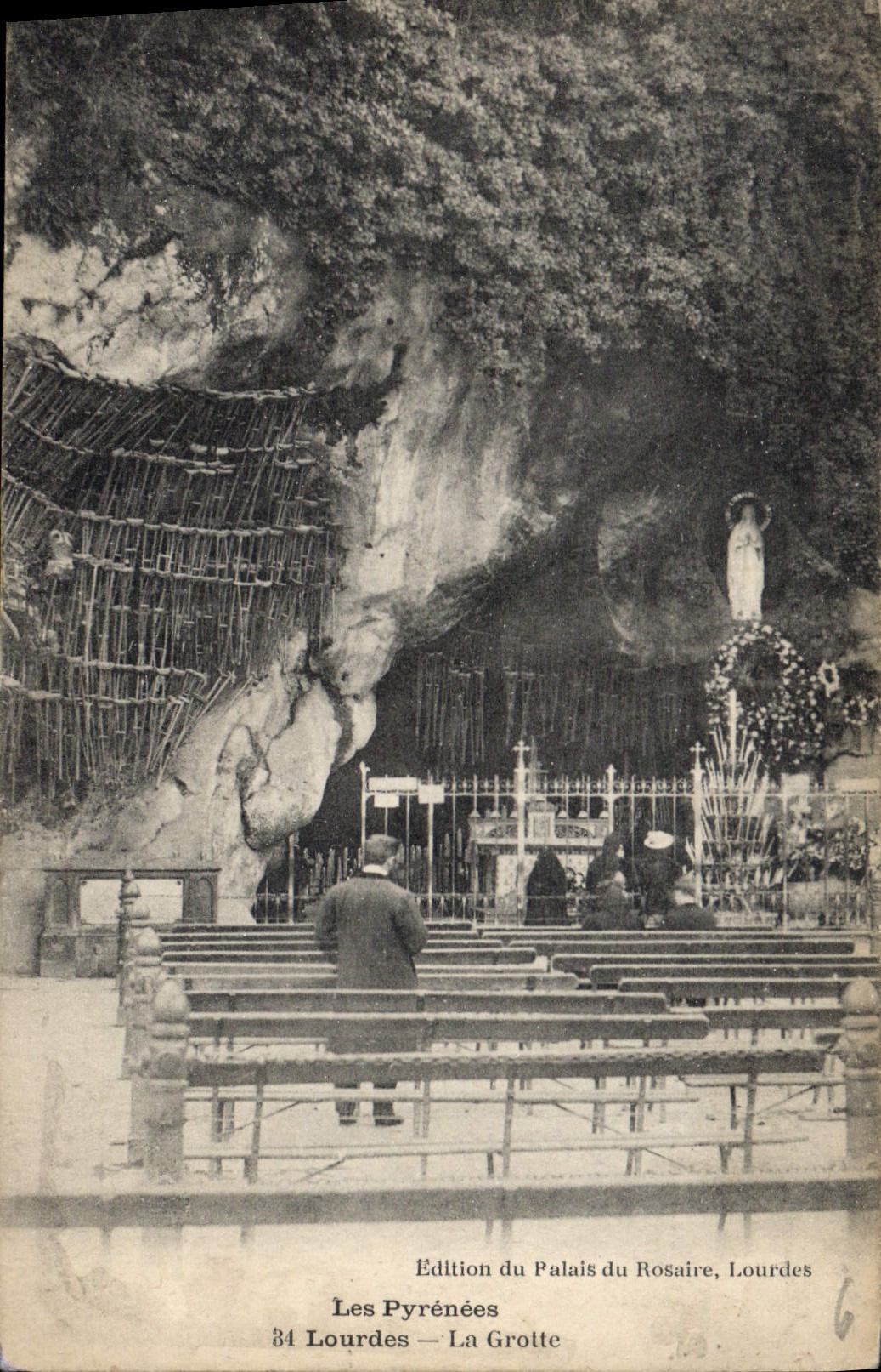 CPA Les Pyrenees Lourdes La Grotte 