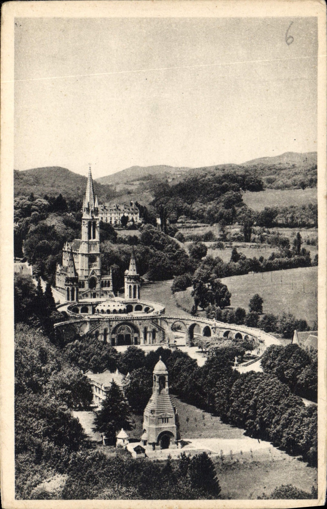 CPA Lourdes La Basilique et le Monument Interallie 