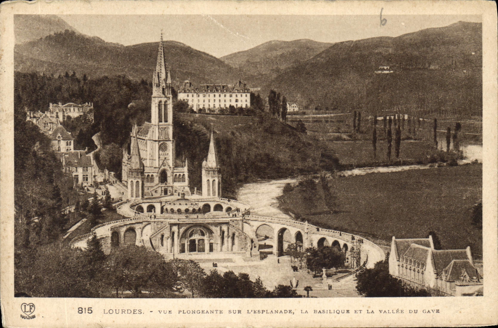 CPA Lourdes Vue plongeante sur l'Esplanade la Basilique et la vallee du Gave 