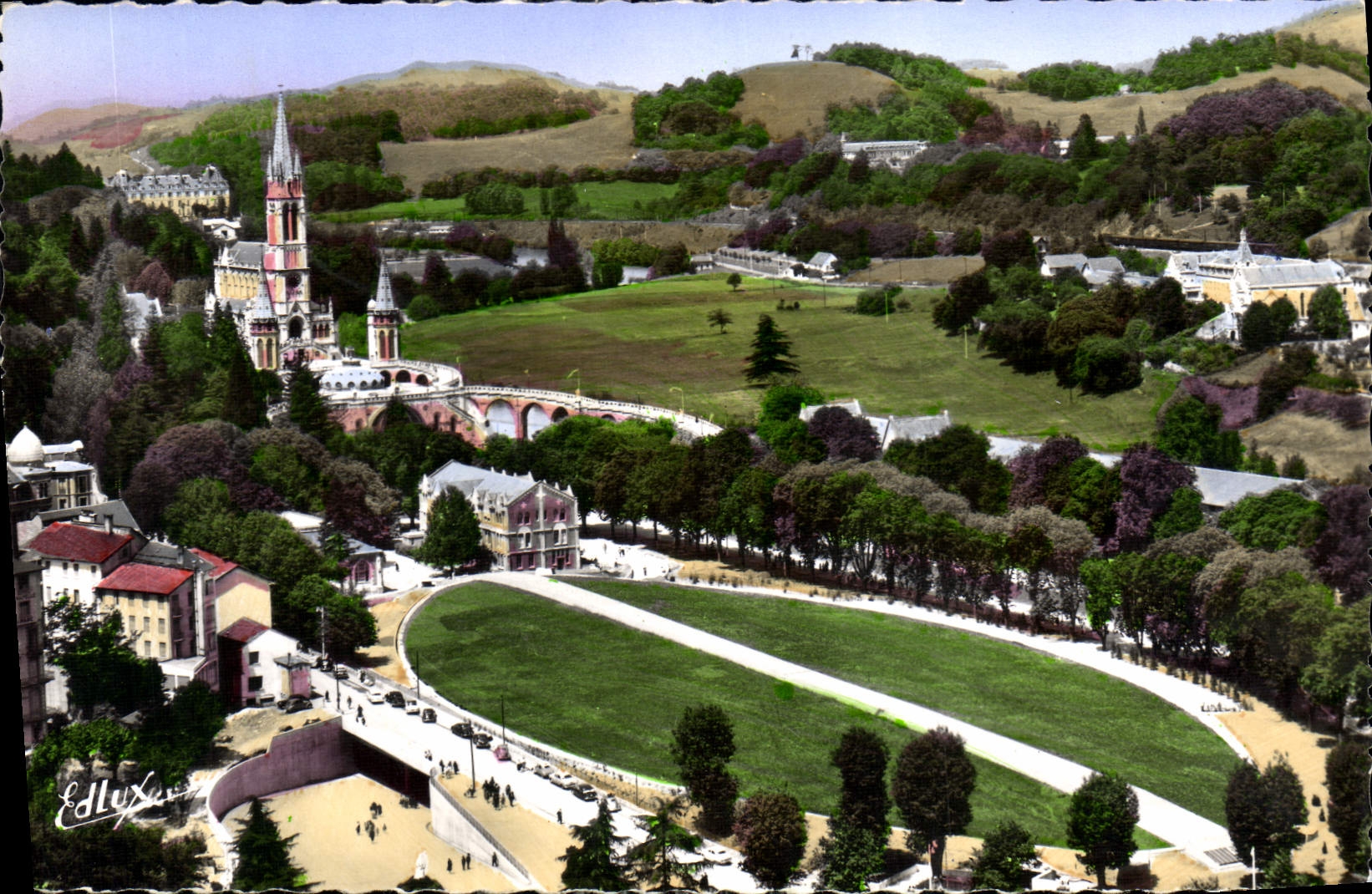 CPA Lourdes la Basilique la Basilique Souterraine St Pie X recouverte de Gazon a l'extreme gauche en