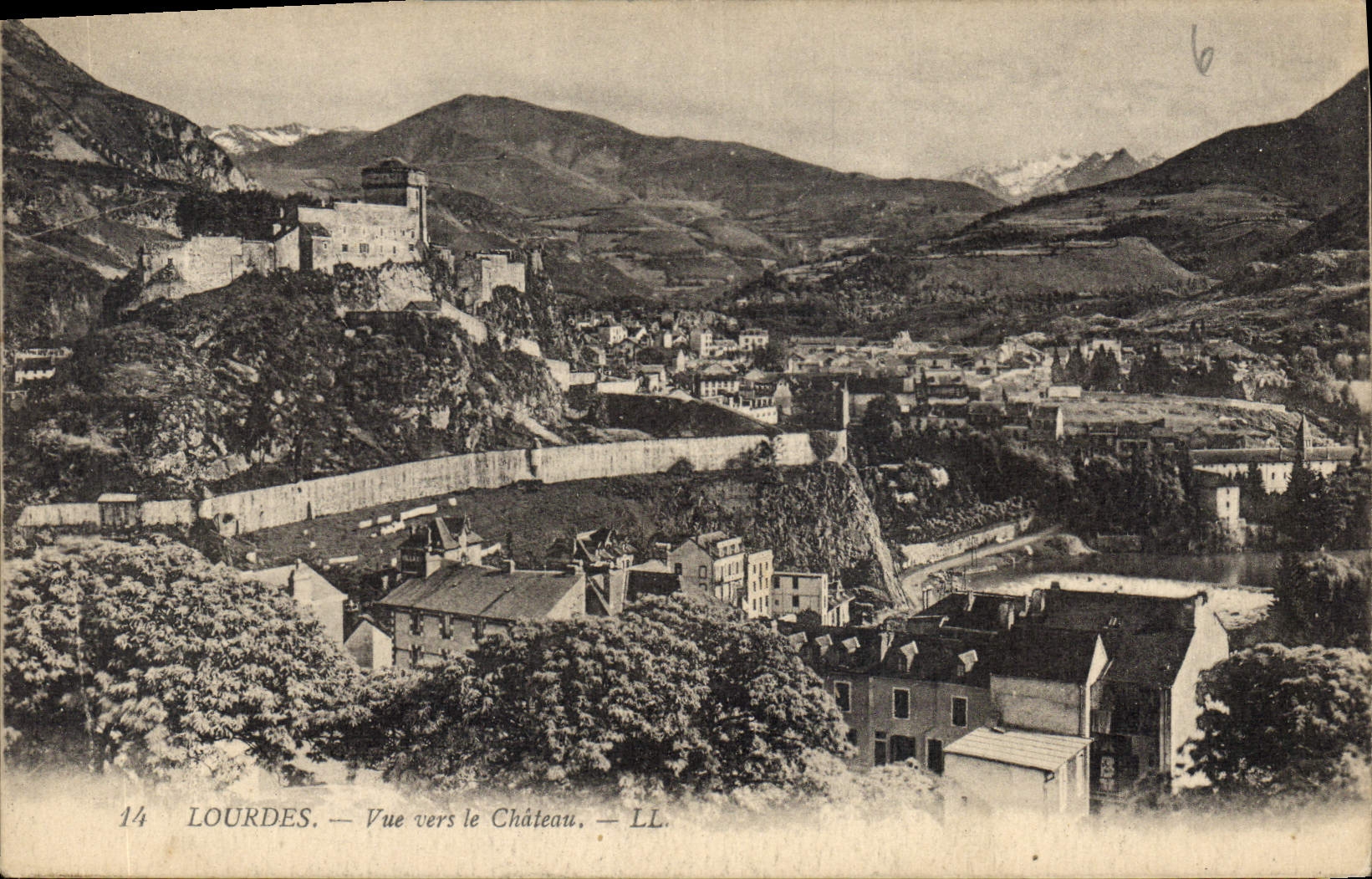CPA Lourdes Vue vers le Chateau 