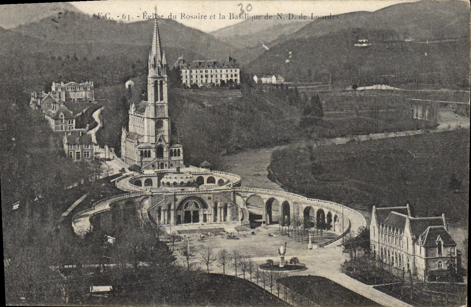 CPA Lourdes Eglise du Rosaire et la Basilique de N D de Lourdes 