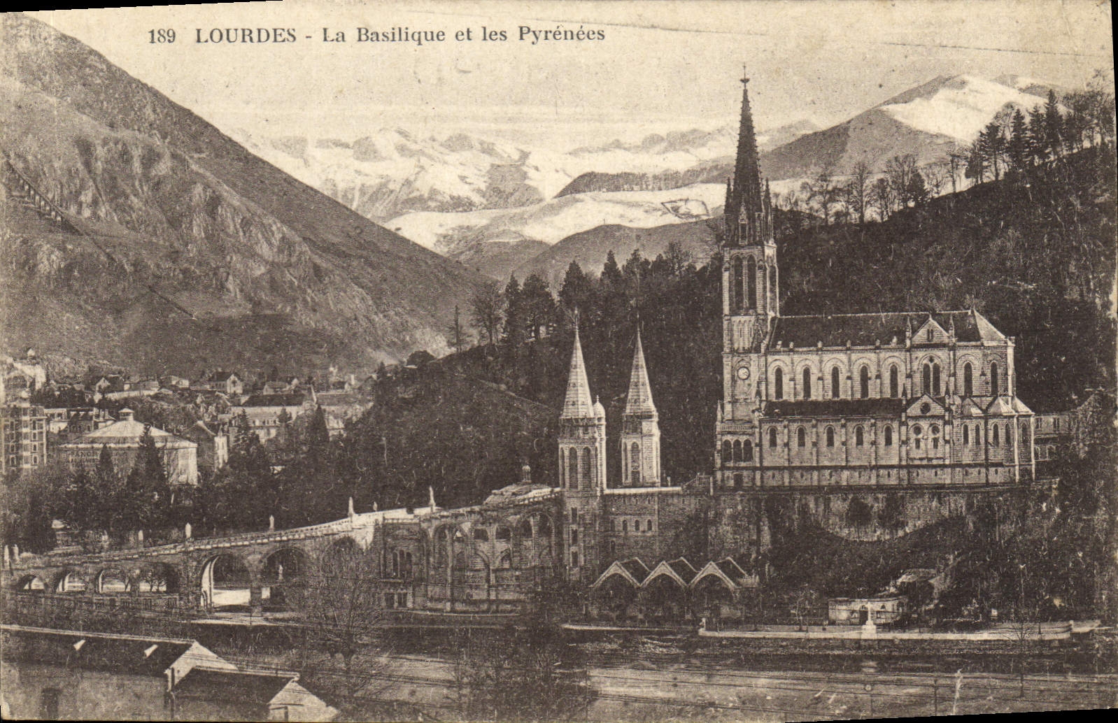 CPA Lourdes La Basilique et les Pyrenees 