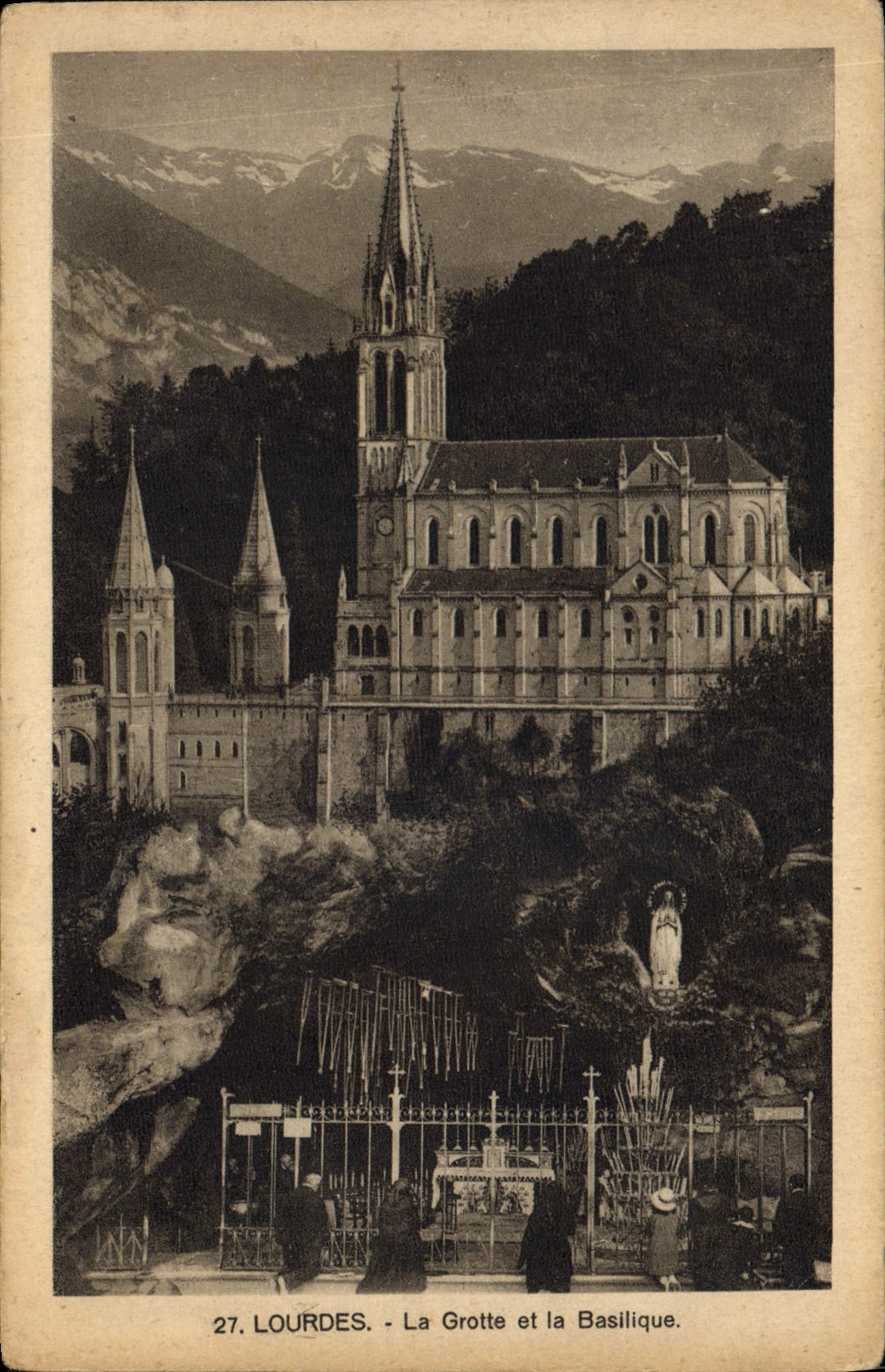 CPA Lourdes La Grotte et la Basilique 