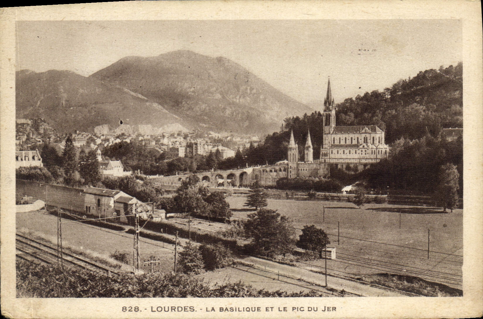 CPA Lourdes La Basilique et le Pic du Jer 