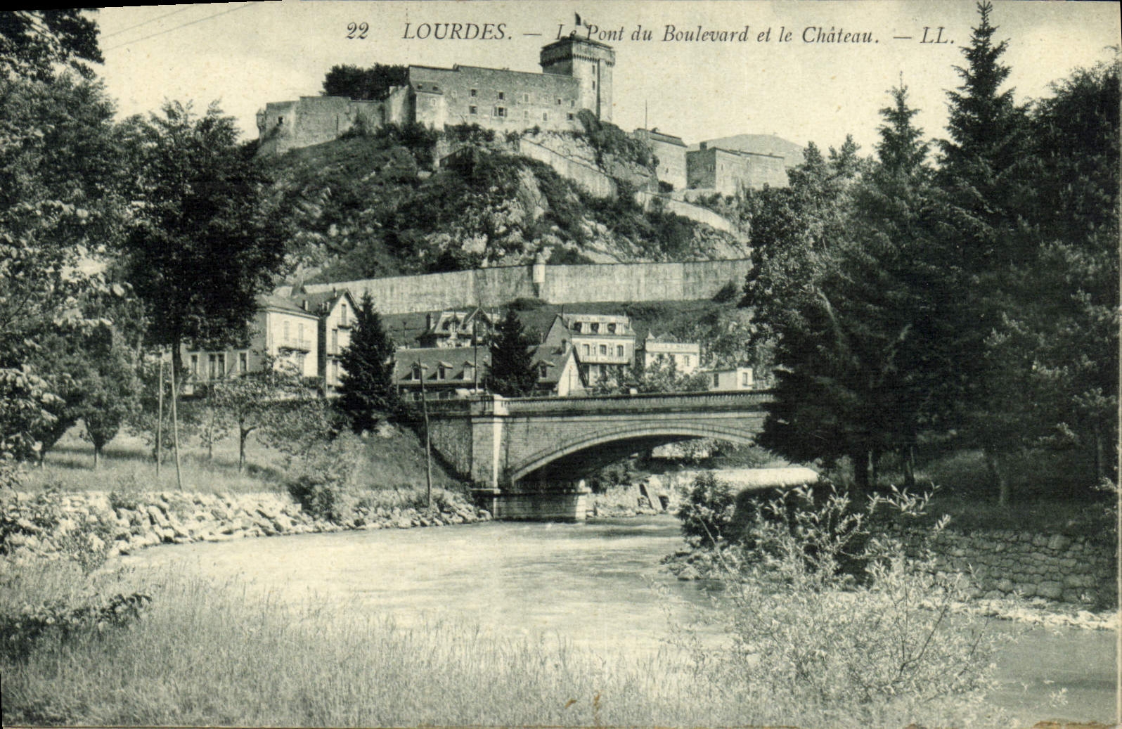 CPA Lourdes le Pont du Boulevard et le Chateau 