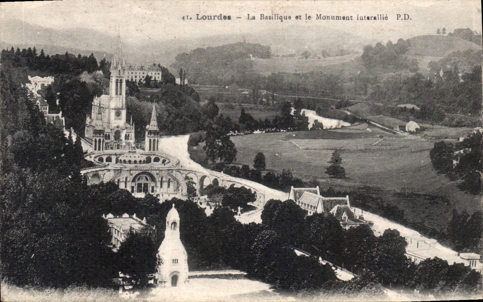CPA Lourdes la Basilique et le Monument interaille 