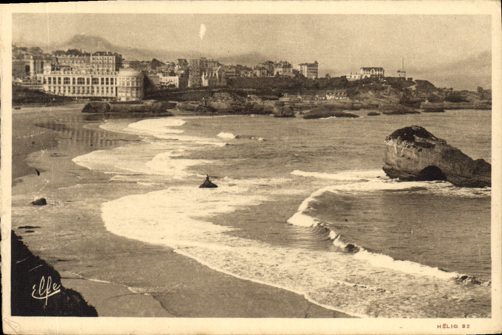 CPA Biarritz Vue d'ensemble prise du Plateau du Phare sur le Casino Bellevue et l'Atalaye 