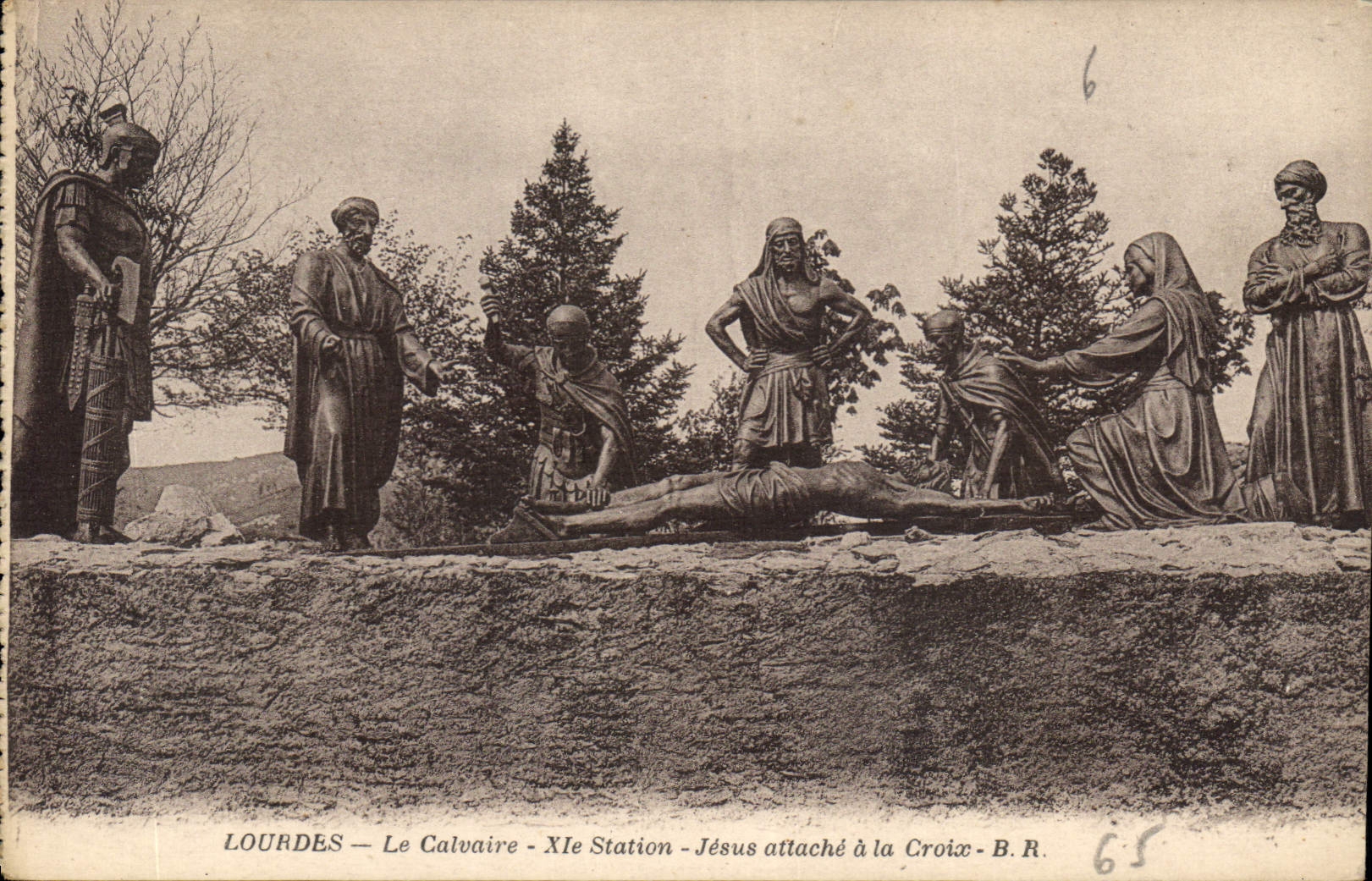 CPA Lourdes Le Calvaire XIe Station Jesus attache a la Croix 