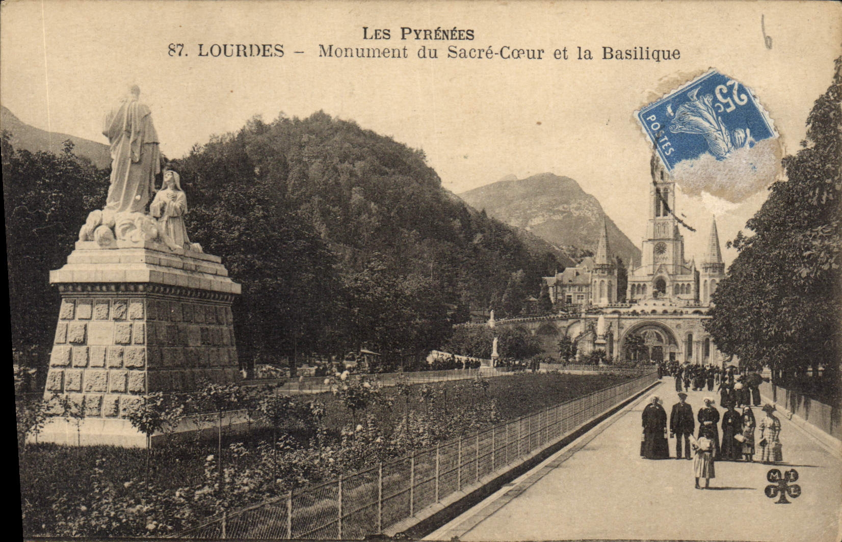 CPA Les Pyrenees Lourdes Monument du Sacre Coeur et la Basilique 