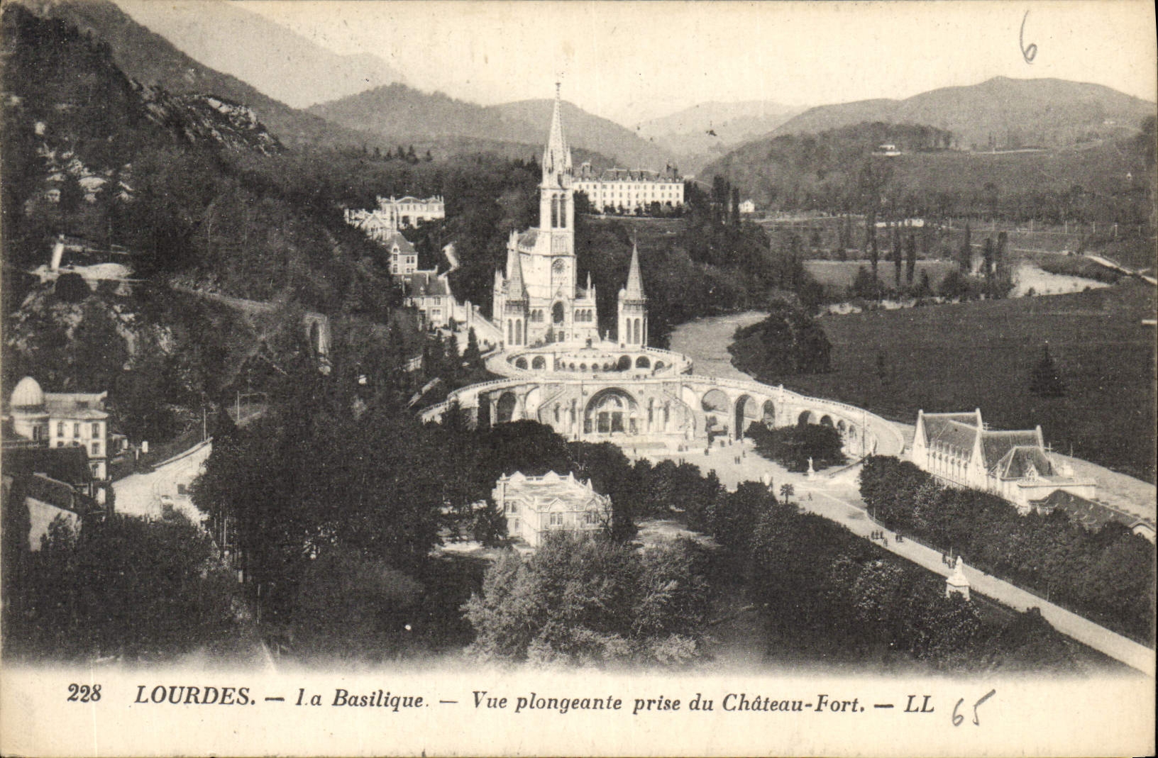 CPA Lourdes La Basilique Vue plongeante prise du Chateau Fort 