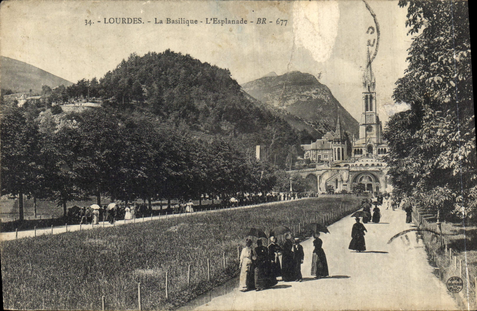 CPA Lourdes La Basilique L'Esplanade 
