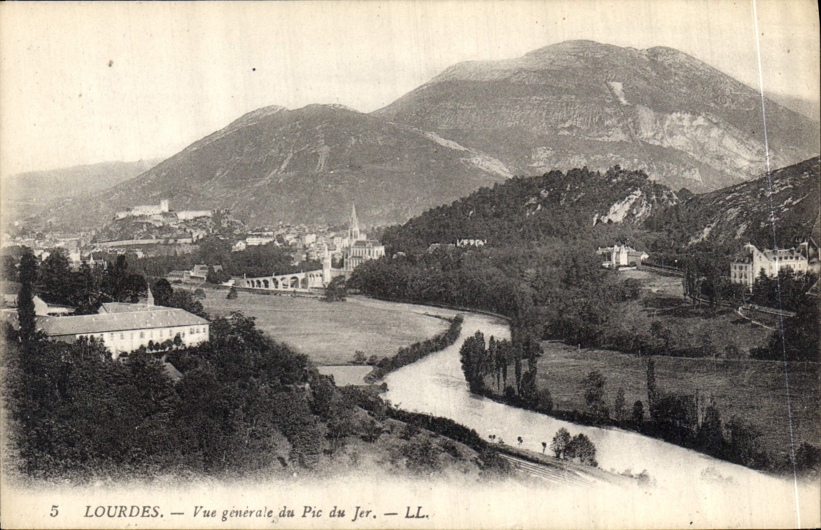 CPA Lourdes Vue generale du Pic du Jer 