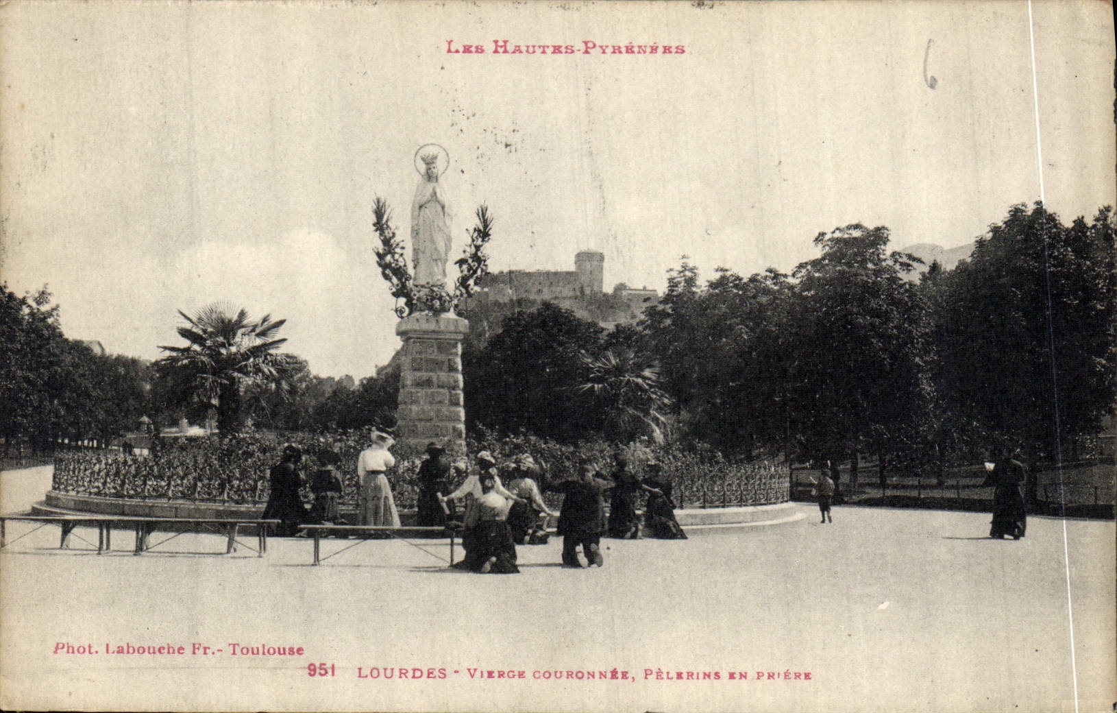 CPA Les Hautes Pyrenees Lourdes Vierge couronnee 