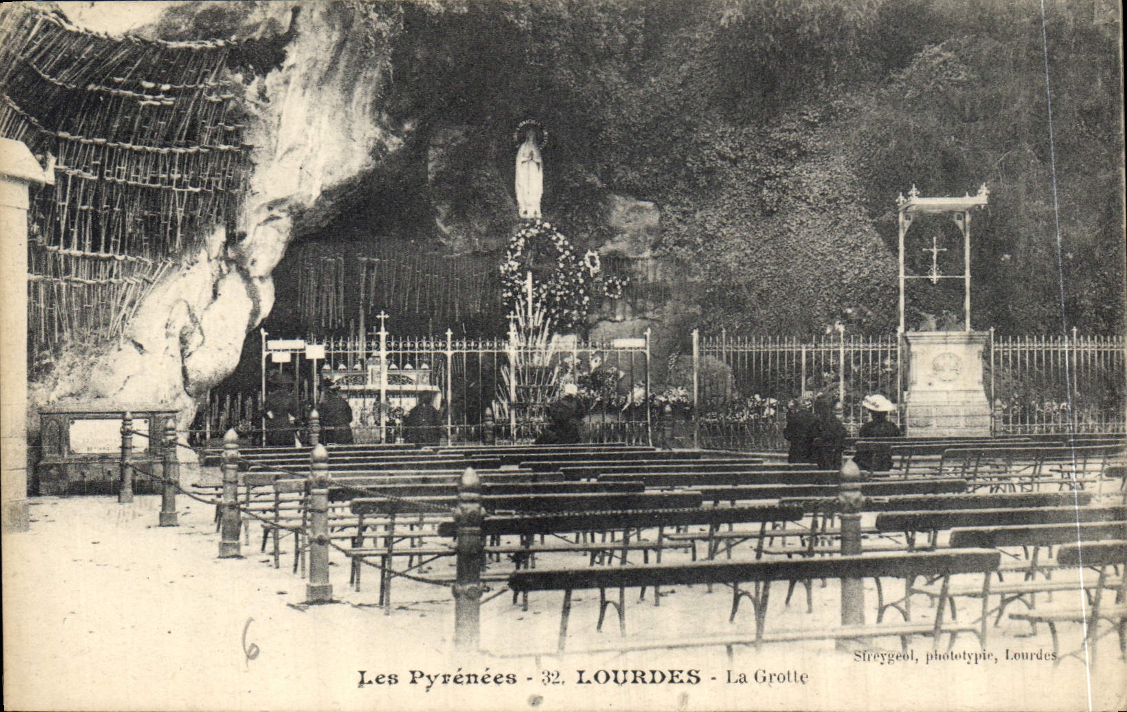CPA Les Pyrenees Lourdes la Grotte 
