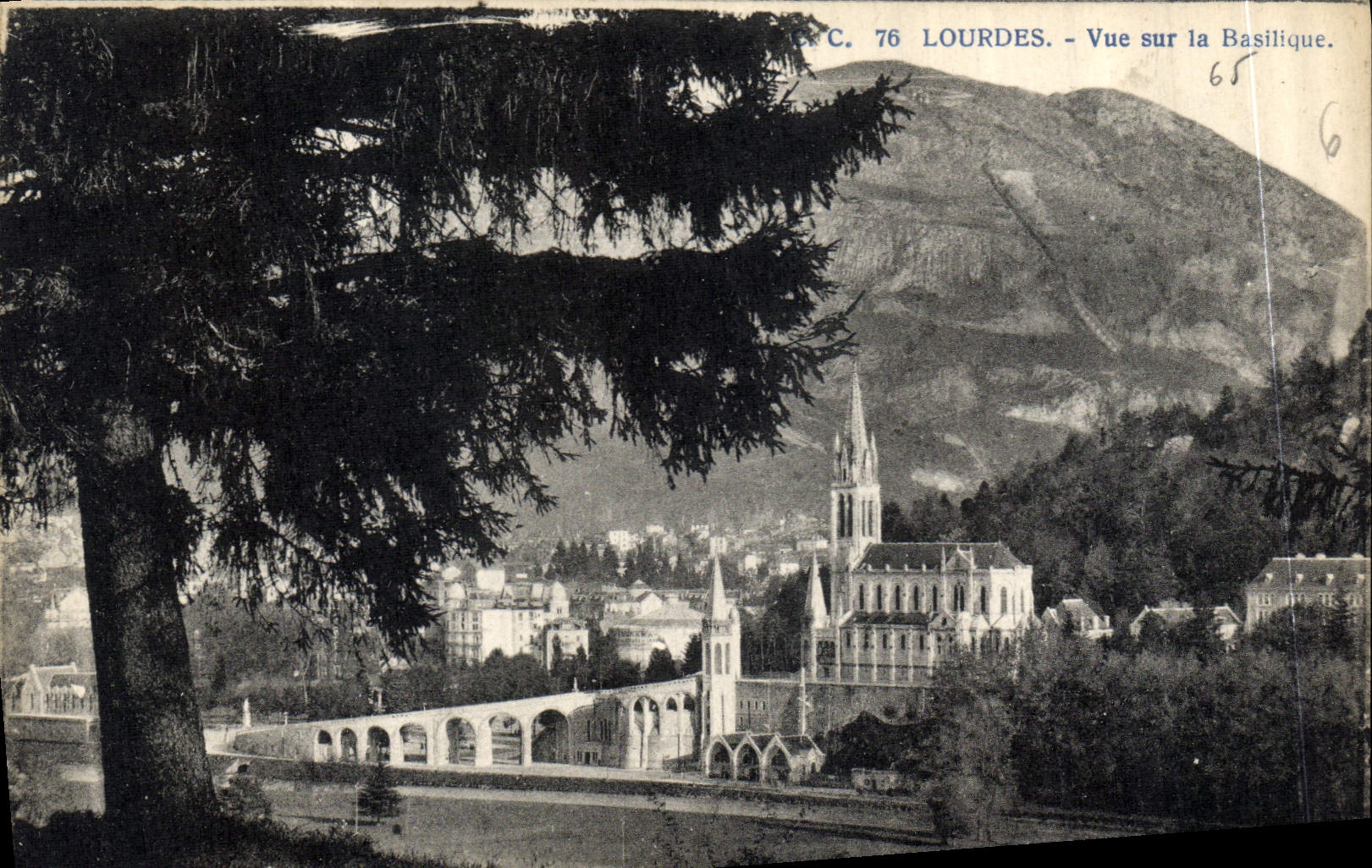 CPA Lourdes Vue sur la Basilique 
