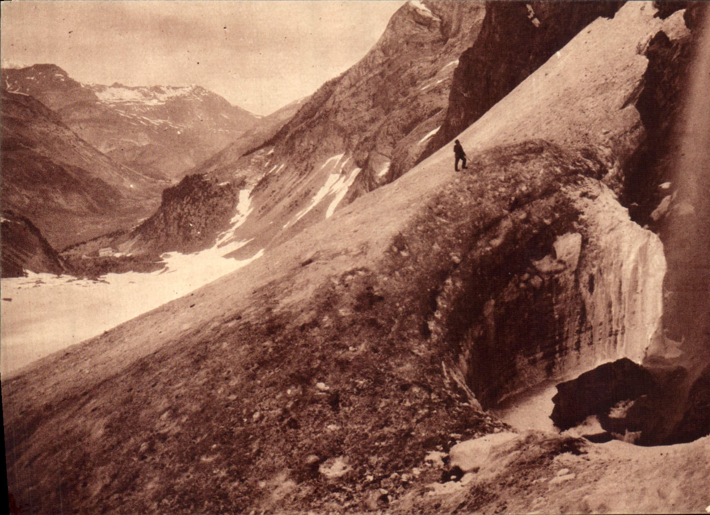 CPA Toute la France Gavarnie H P le gouffre de la cascade en hiver au fond l'entree du Cirque 