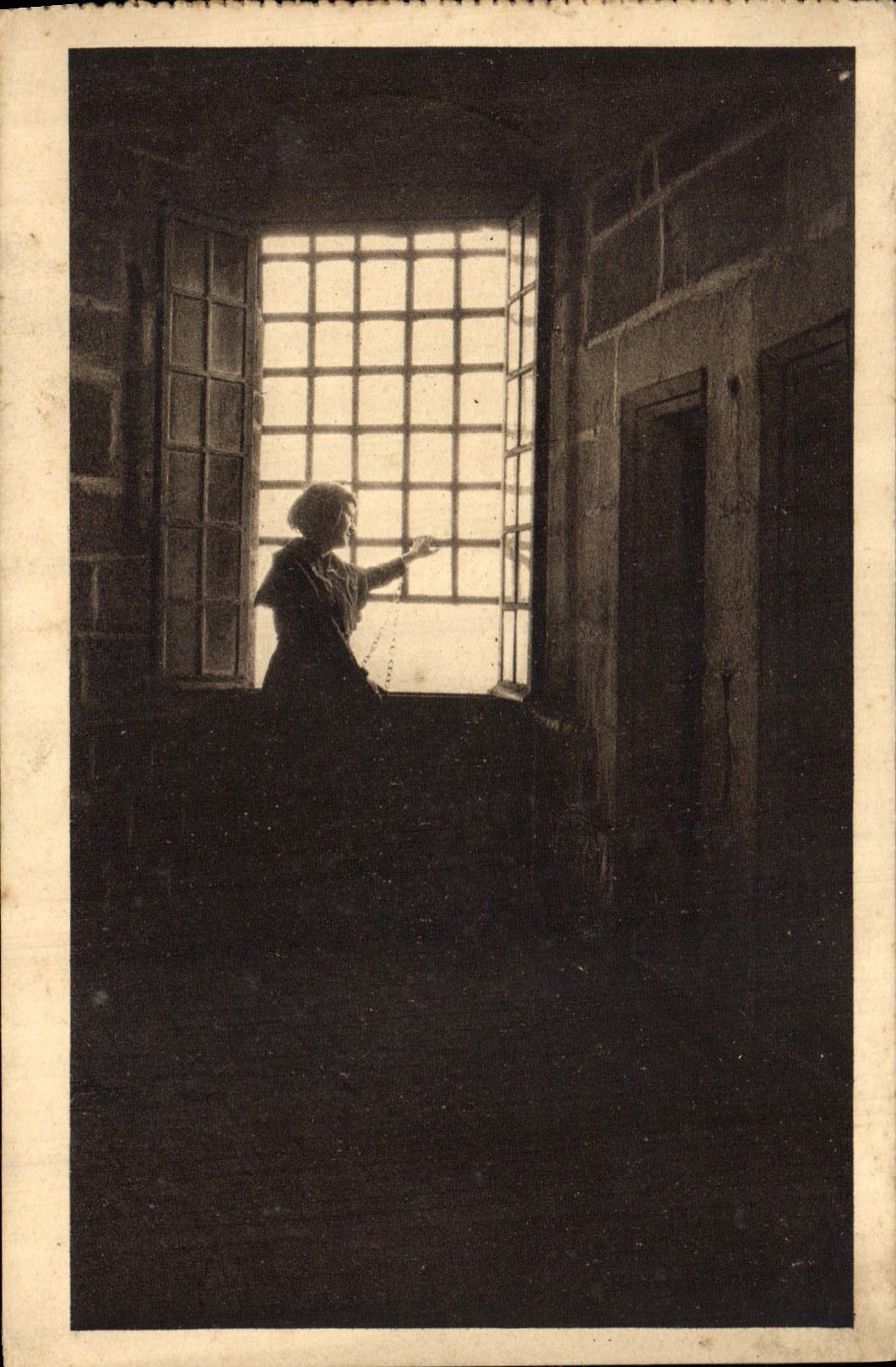 CPA Femme a la fenetre