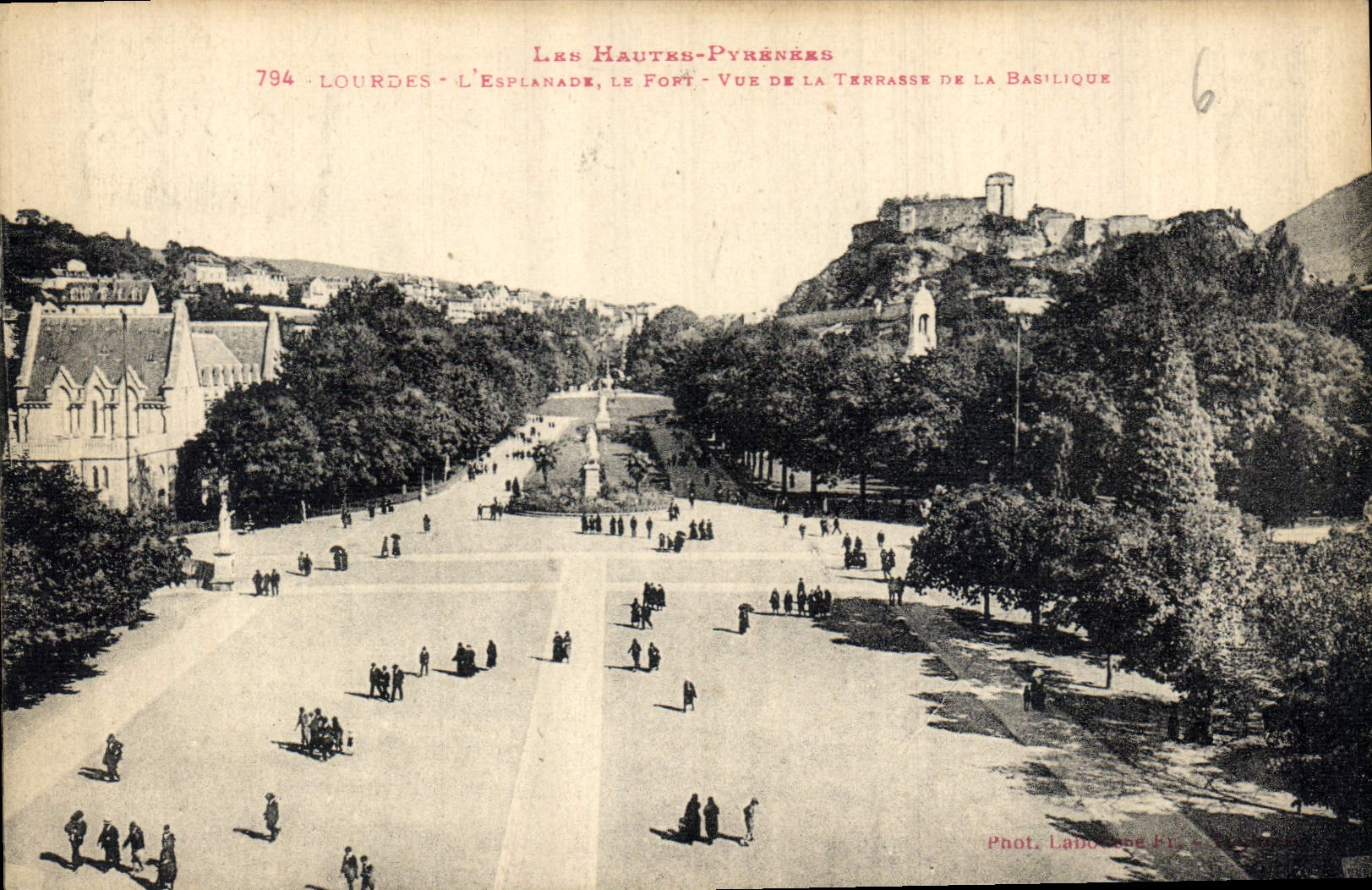 CPA Les Hautes Pyrenees Lourdes L'Esplanade le Fort Vue de la Terrasse de la Basilique 