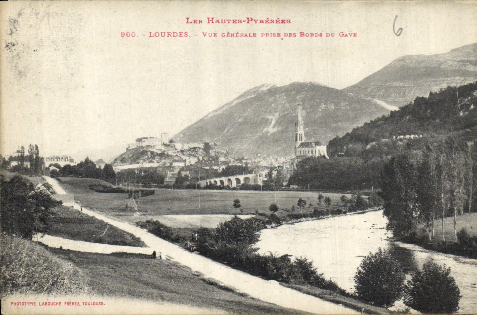 CPA Les Hautes Pyrenees Lourdes Vue generale prise des bords du Gave 