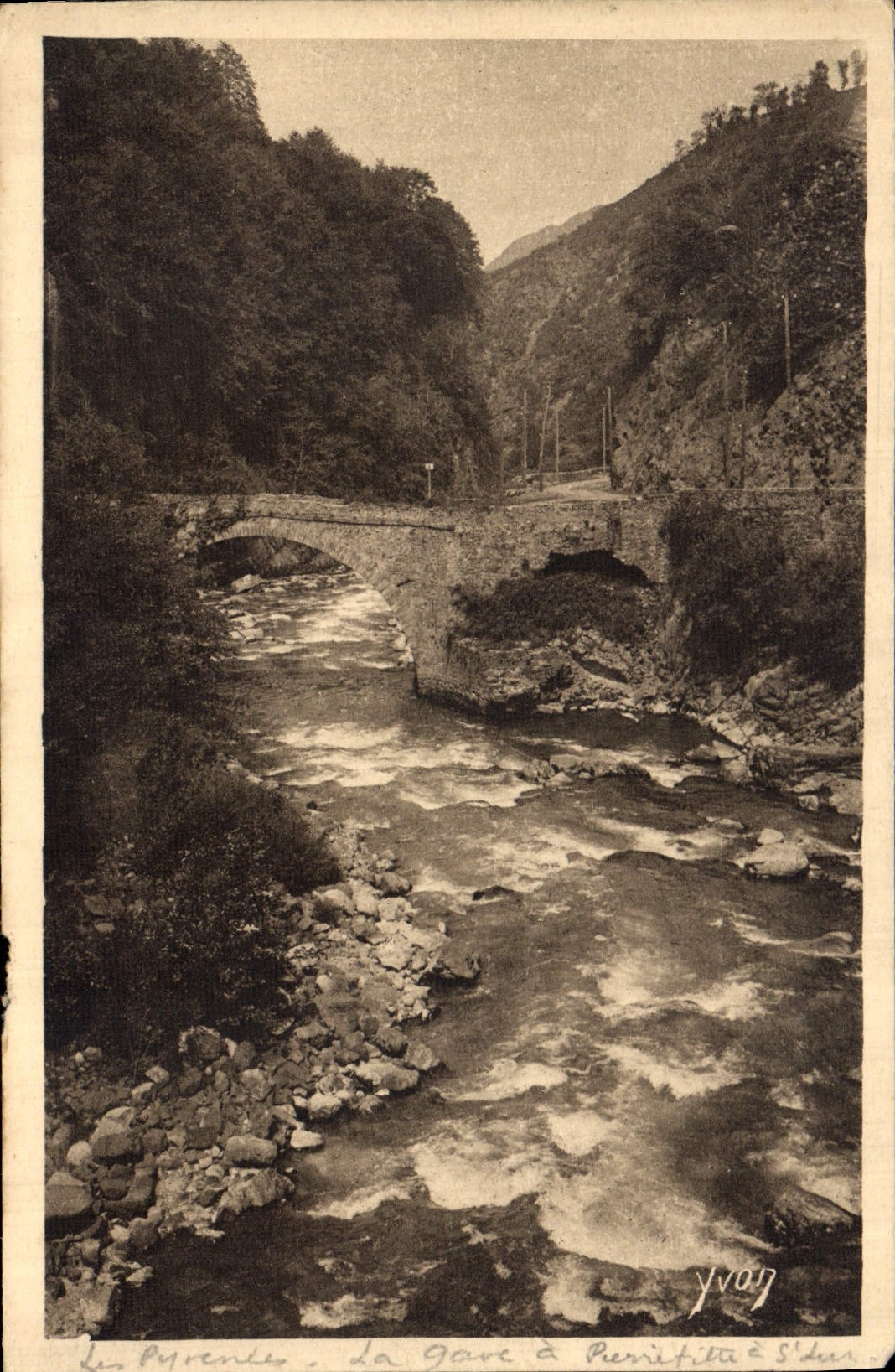 CPA Les Pyrenees le Gave de Pierrefutte a Luz St Sauveur