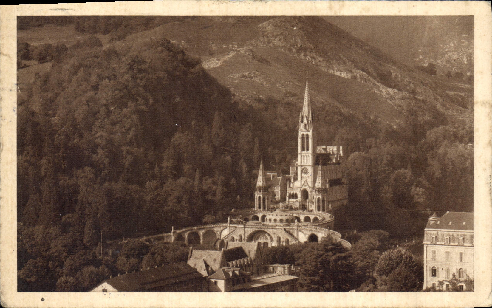 CPA Lourdes La Basilique vue plongeante 