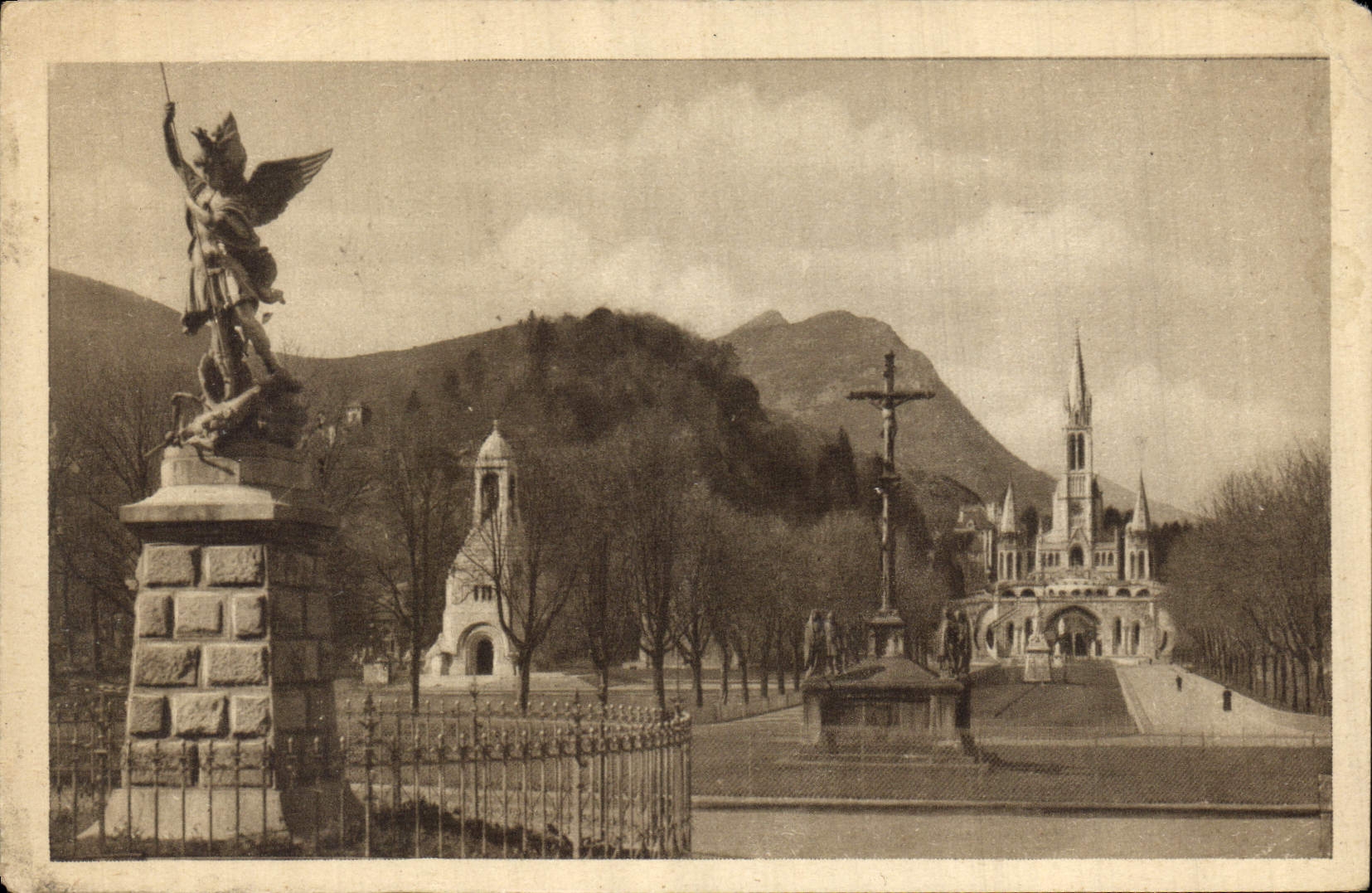 CPA Lourdes St Michel et vue d'ensemble de l'Esplanade 