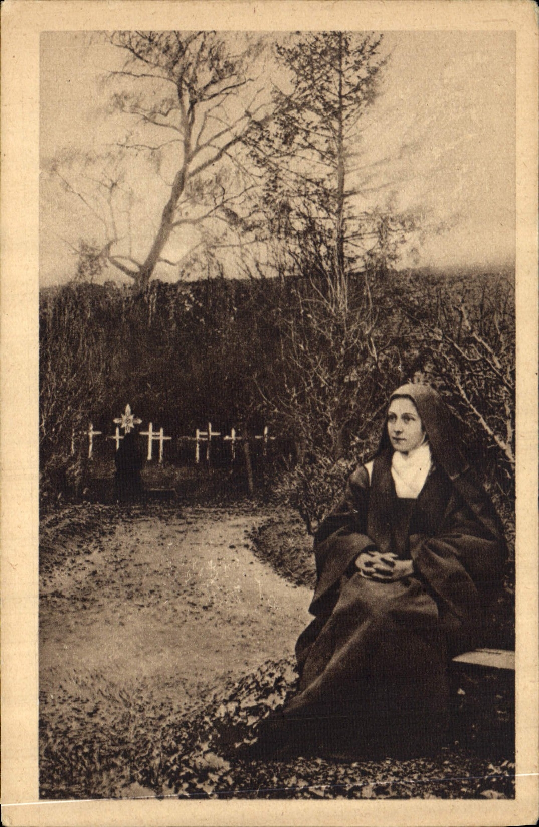 CPA Sainte Therese de l'Enfant Jesus assise dans le Jardin du Carmel 
