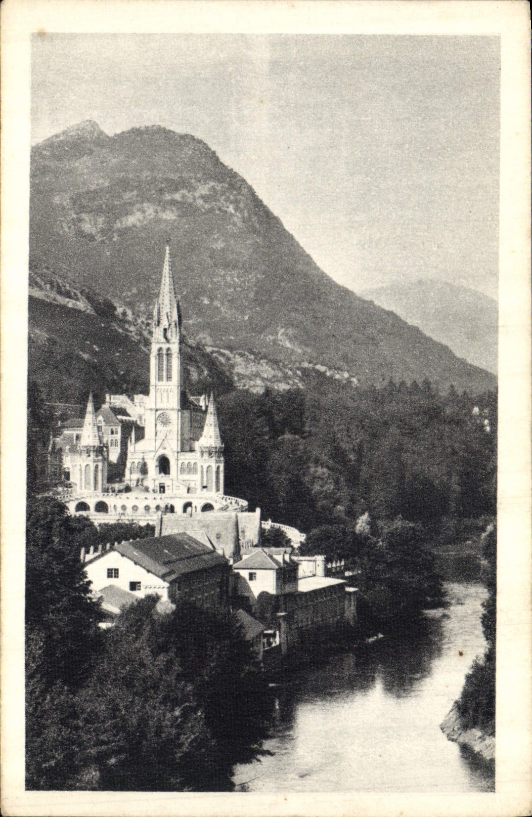 CPA Lourdes La Basilique et le Gave 